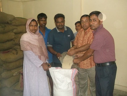 ভিঝিএফ এর চাল বিতরণ করছেন কামাল বাজার ইউনিয়নের প্রশাসক জনাব চন্দন দত্ত