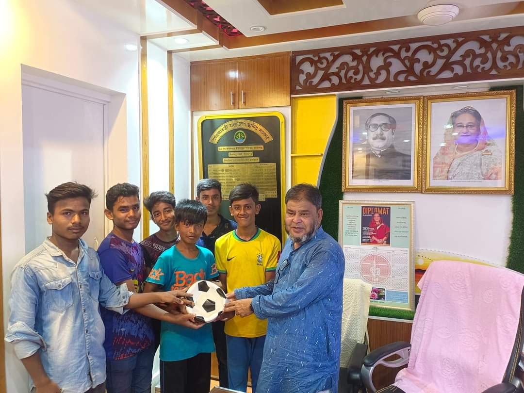 ১০ নং কমলপুর ইউনিয়নের সকল স্কুল শিক্ষার্থী ও গ্রাম ক্লাবে যুবকদের মাঝে ফুটবল বিতরণ
