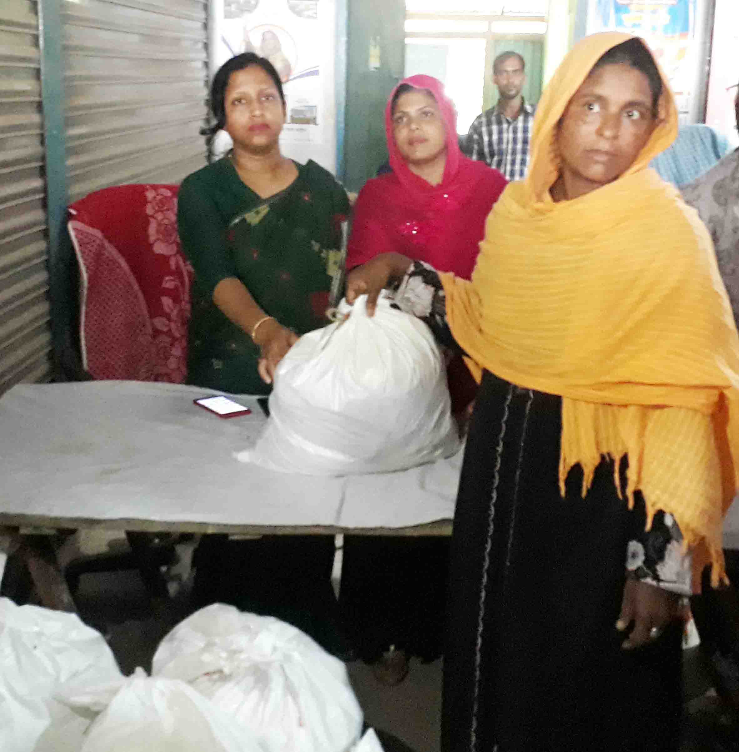 পদ্মা নদীর ভাঙ্গনেল ফলে গৃহ হারা পরিবারের মাধ্যে সাহায্য করছে উপজেলা নির্বাহী অফিসার জনাব সানজিদা ইয়াসমিন।