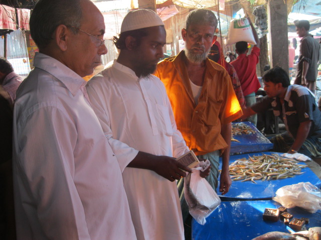 কেন্দুয়া বাজারে মাছে ফরমালিন পরীক্ষা 