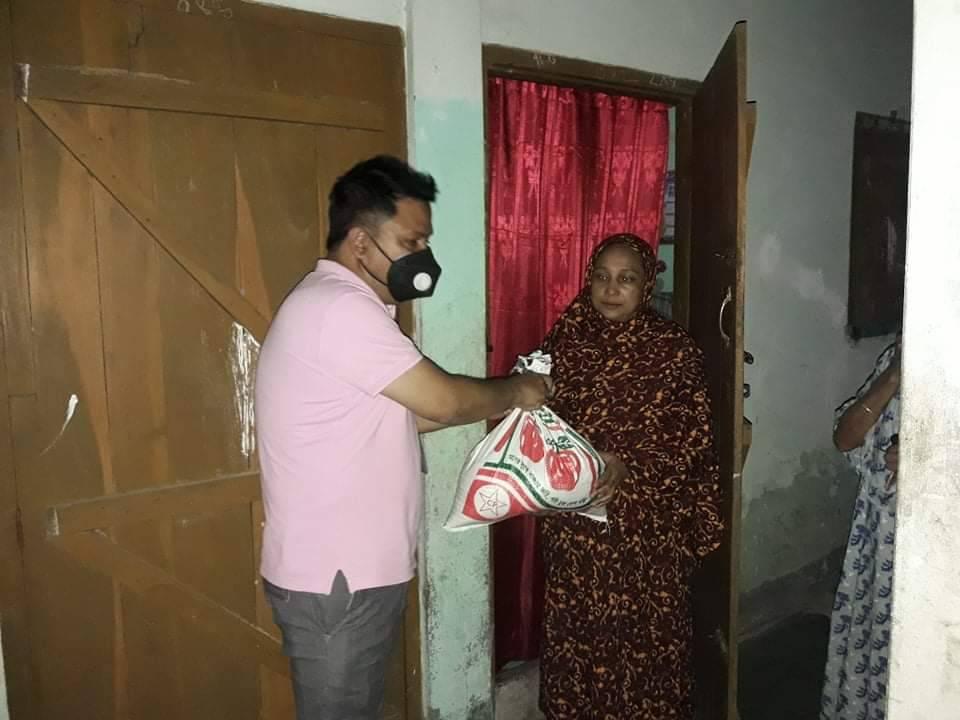 মহামারী করোনা ভাইরাসের কারনে অসহায় দরিদ্র পরিবারের মধ্যে ঘরে ঘরে গিয়ে খাদ্য বিতরন করছেন জননন্দিত চেয়ারম্যান এড. আফছর আহমদ 