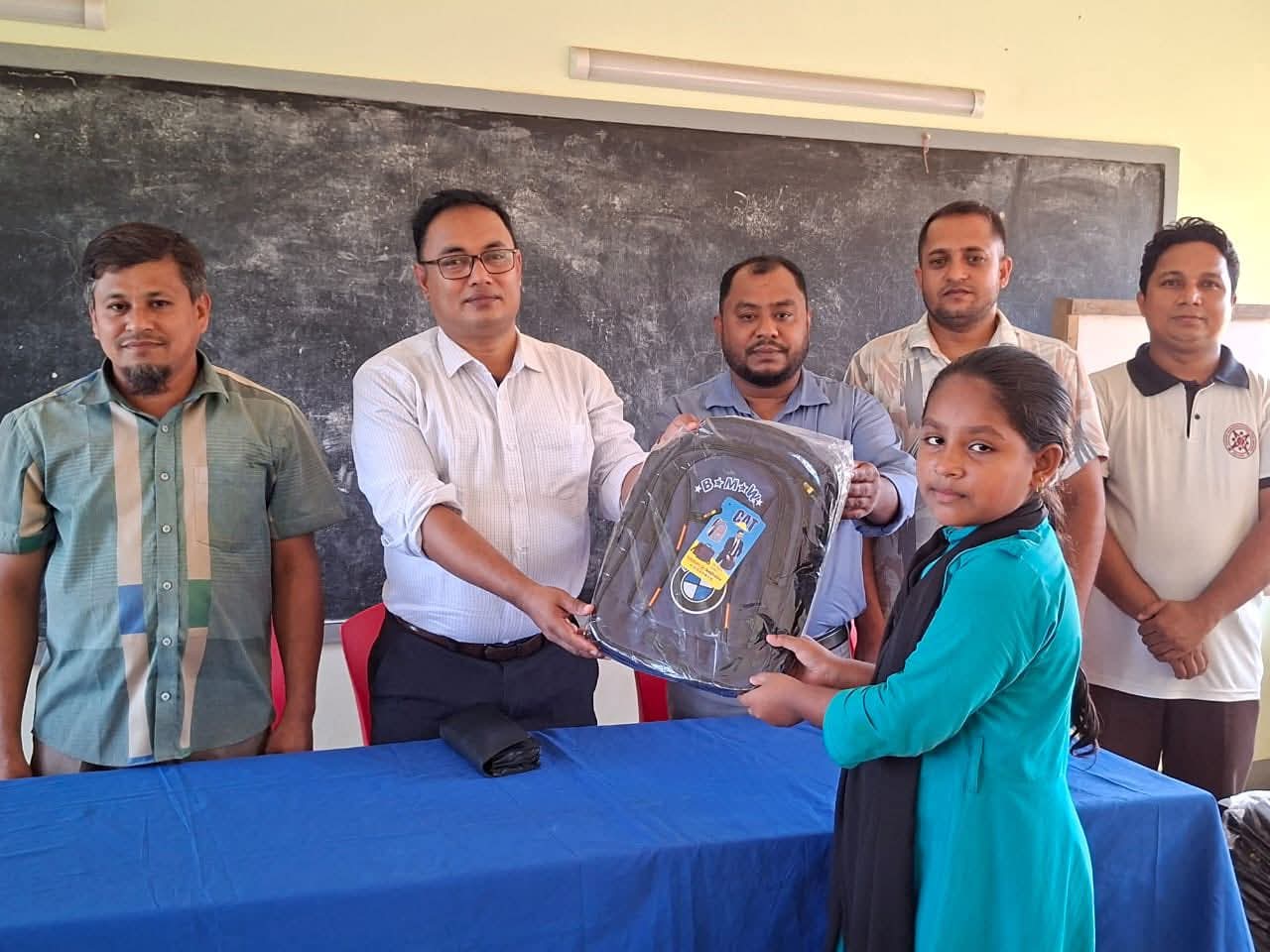 স্কুল ব্যাগ বিতরণ