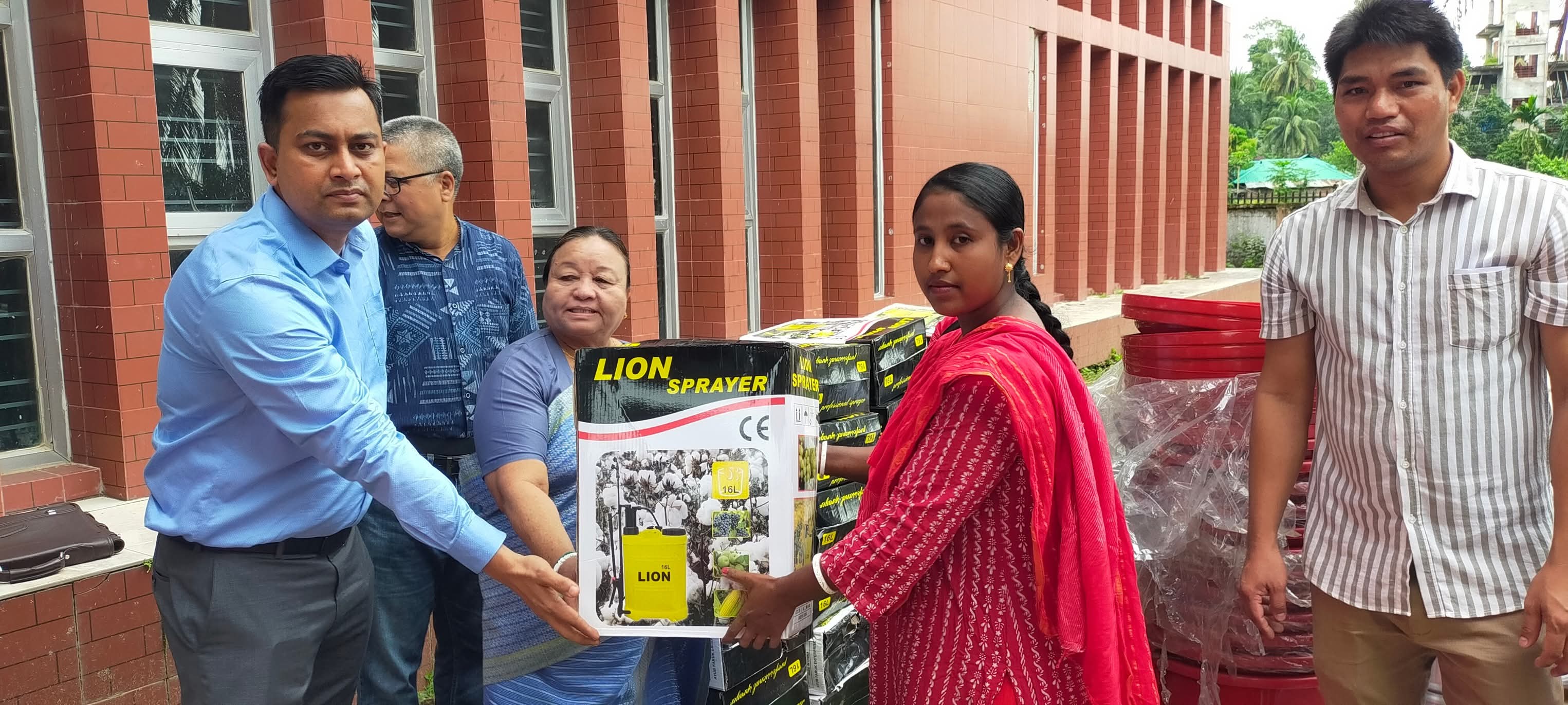 ইউএনডিপি প্রকল্প হতে বিভিন্ন যন্ত্রপাতি ও গৃহস্থালি সামগ্রী বিতরণ