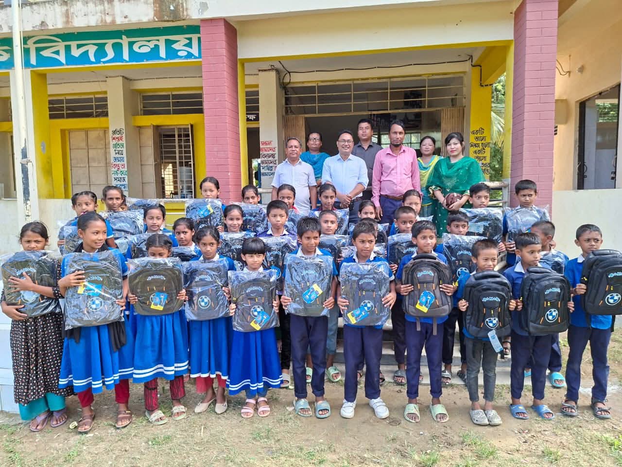 স্কুল ব্যাগ বিতরণ