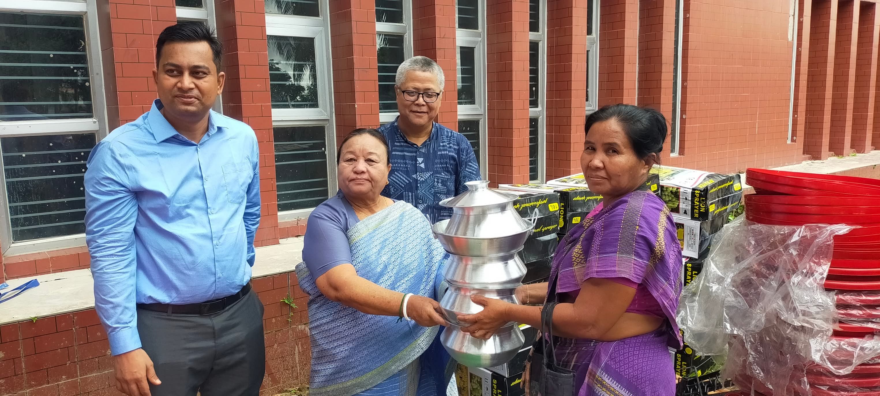 ইউএনডিপি প্রকল্প হতে বিভিন্ন যন্ত্রপাতি ও গৃহস্থালি সামগ্রী বিতরণ