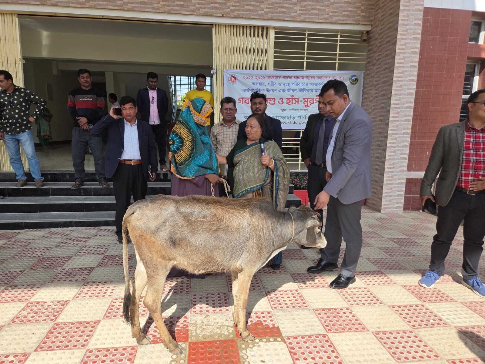 অসহায়, গরীব ও দুঃস্থ পরিবারের আত্মকর্মসংস্থান, আর্থসামাজিক উন্নয়ন এবং জীবন-জীবিকার মানোন্নয়নের লক্ষ্যে গবাদি পশু ও হাঁস-মুরগী বিতরণ