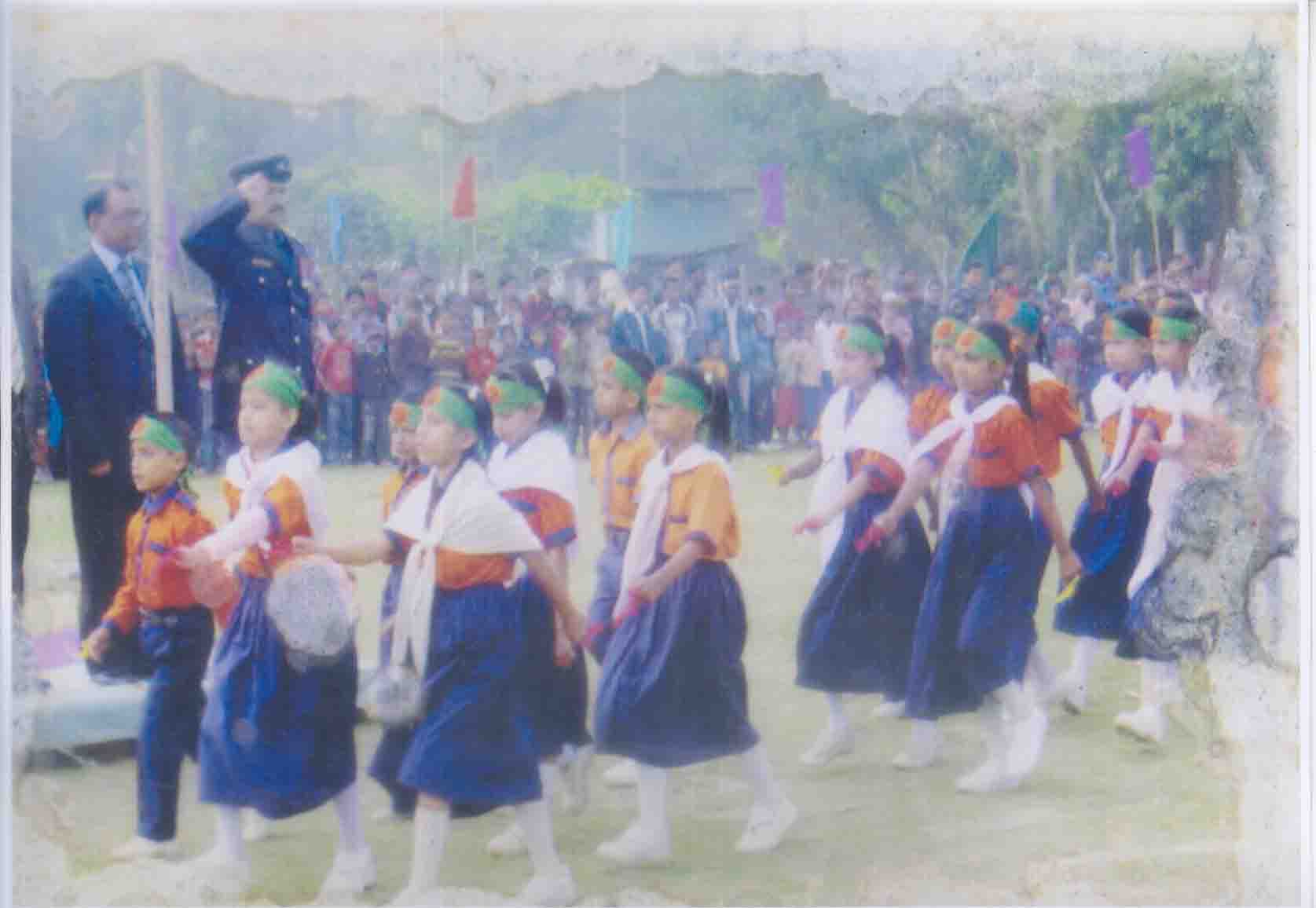 রাইজিংসান কিন্ডার গার্টেন এর শিক্ষাথীরা মহান বিজয় দিবস/১১ এর অনুষ্ঠানে অতিথিদের সালাম জানাচ্ছে শিক্ষার্থীরা
