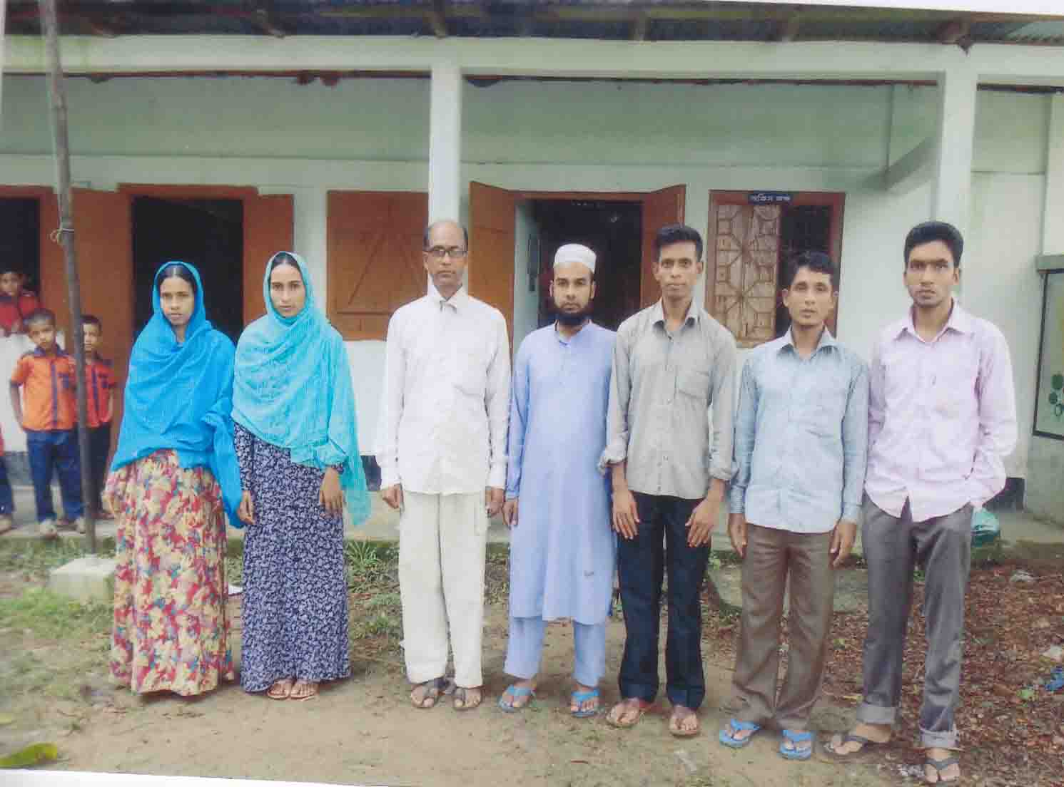 রাইজিংসান কিন্ডার গার্টেন এর কর্মরত শিক্ষকমন্ডলীরা