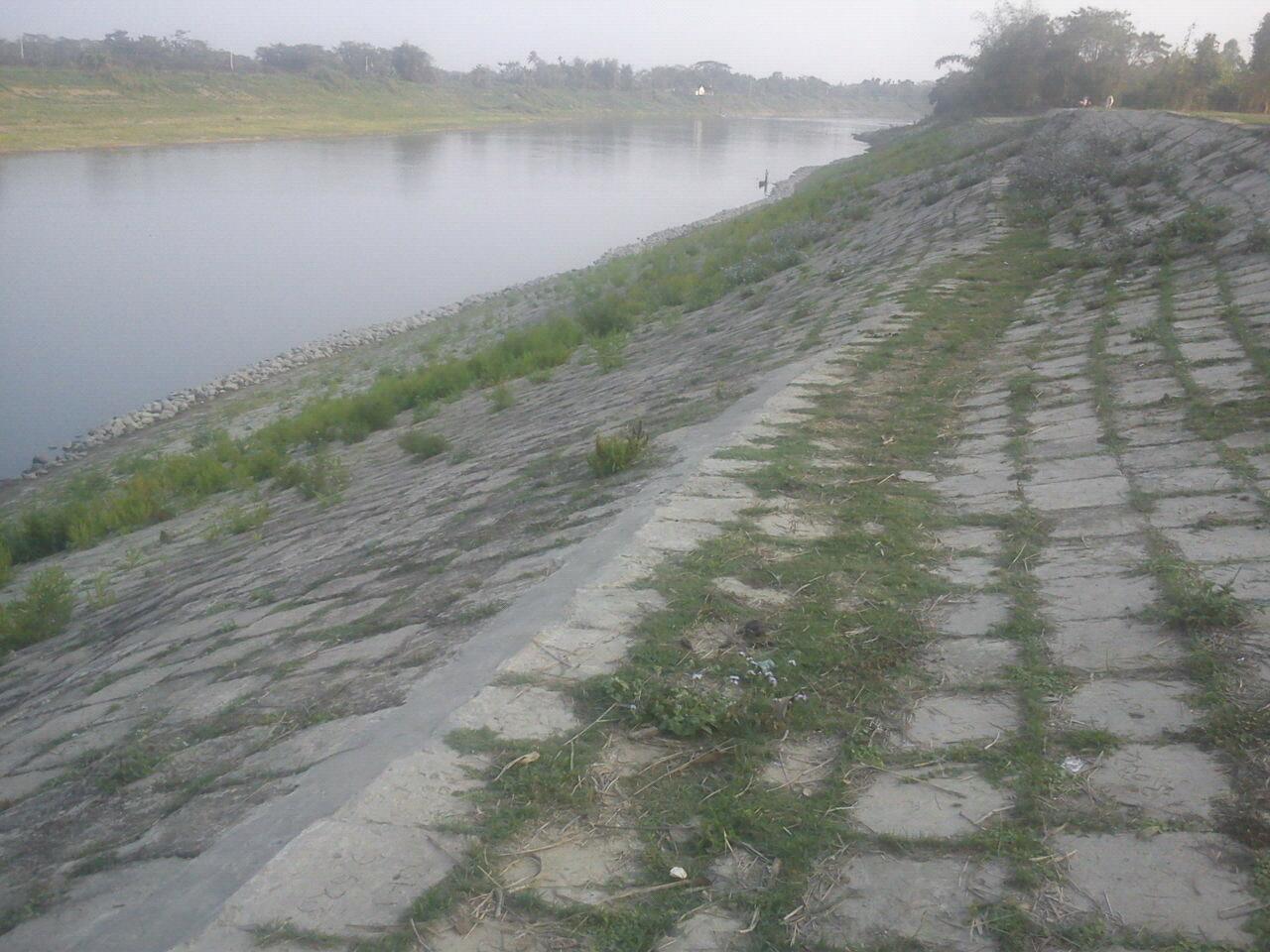 ভুয়ারমুরা নদী ভাংঙ্গনের একাংশ।