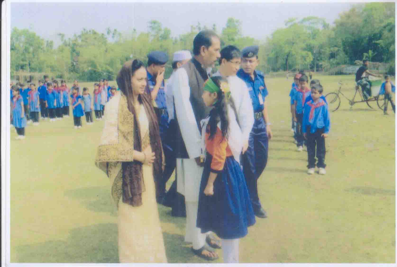 মহান স্বাধীনতা ও জাতীয় দিবস/১৪ এর কুচকাওয়াজ চলাকলীন একটি মুহুর্তে অতিথিদের মাঝে রাইজিংসান কিন্ডার গার্টেন এর দলনেতারকে দেখা 