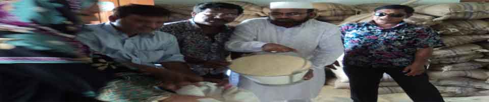 চাউল বিতরণ করছেন চেয়ারম্যান মুহাম্মদ আবদুর রহমান