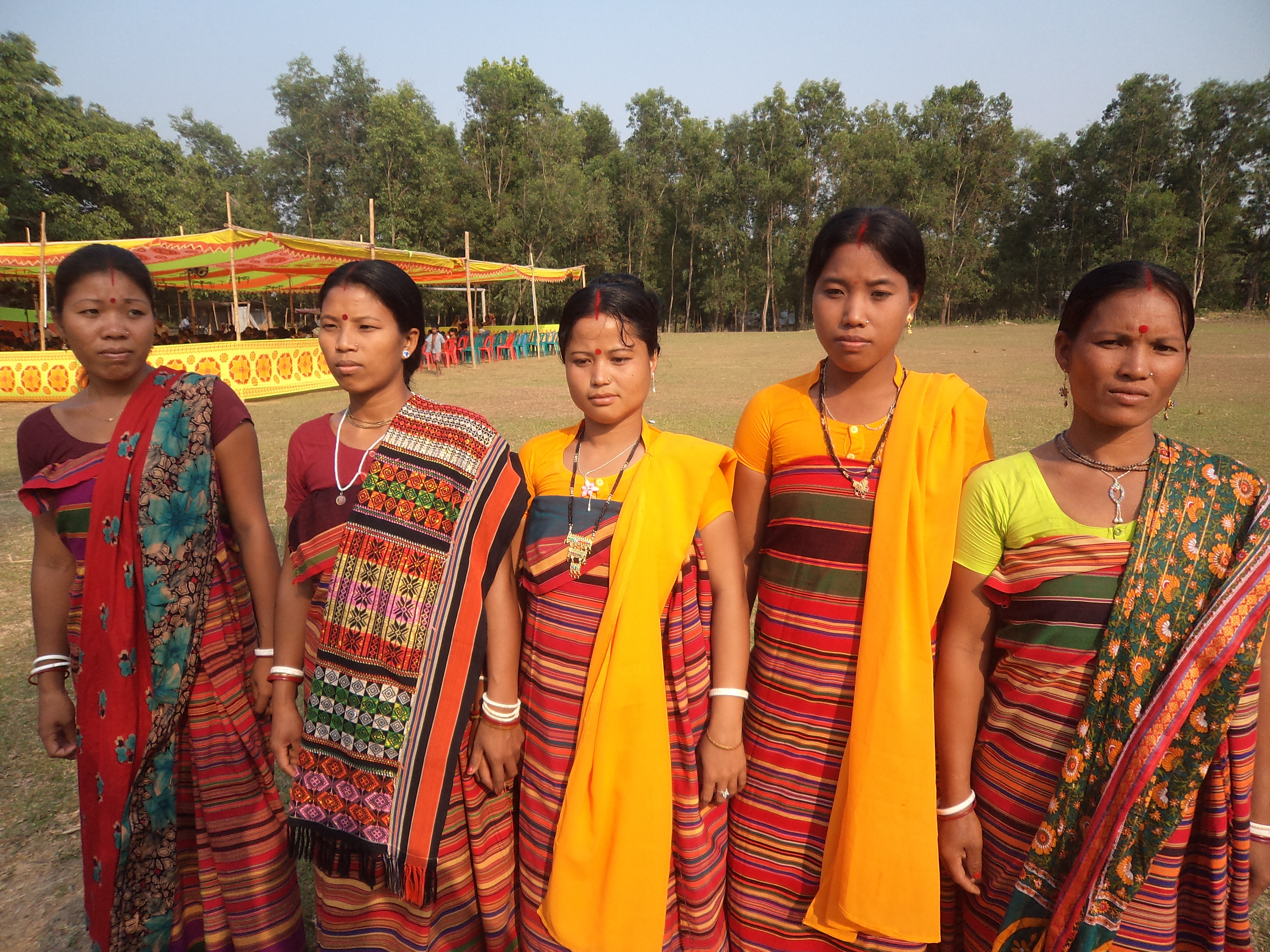 ঐতিহ্যবাহী পোশাকে কোচ রমণীকূল