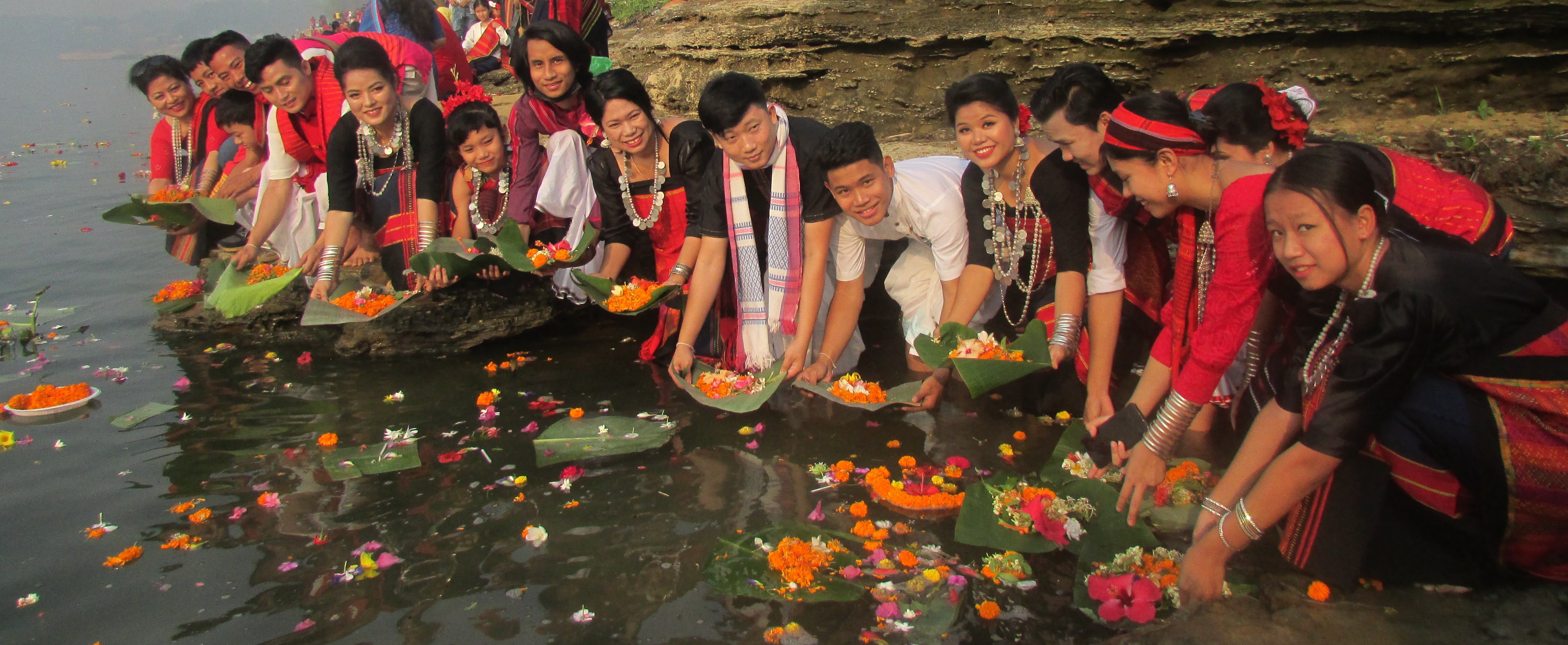 ফুল ভাসানো দৃশ্য