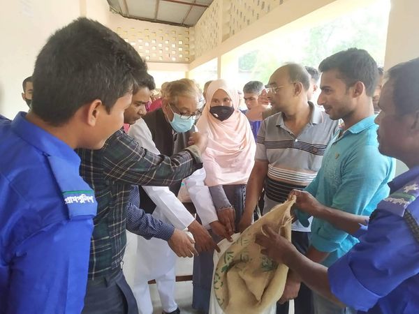 কোলকোন্দ ইউনিয়ন পরিষদে প্রধানমন্ত্রীর ঈদ-উল ফিতরের উপহার ভিজিএফ চাল বিতরন-২০২২