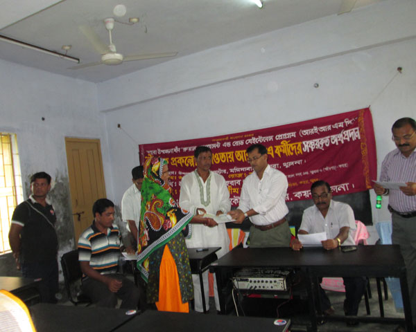 এলজিইডি এর আরএমএ কর্মীদের সঞ্চিত অর্থের চেক বিতরণ