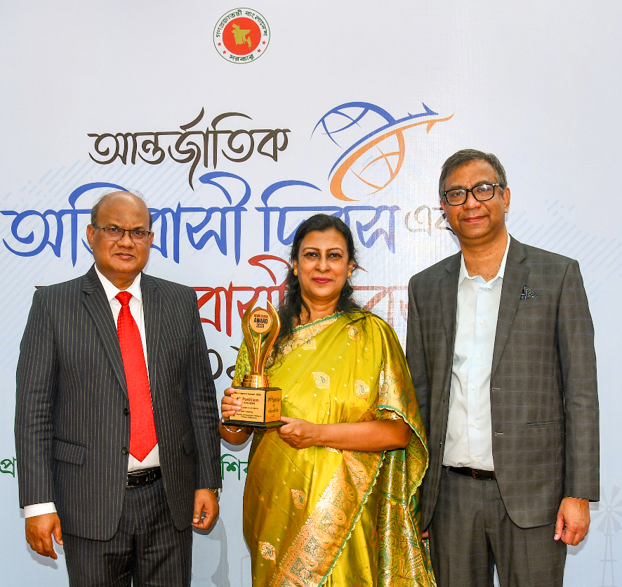 বাংলাদেশ কৃষি ব্যাংক ২০২৪–২০২৫ অর্থবছরে রেমিট্যান্স সংগ্রহে চতুর্থ স্থান অধিকার করার স্বীকৃতিস্বরূপ ‘রেমিট্যান্স অ্যাওয়ার্ড-২০২৫’ অর্জন করেছে। গণপ্রজাতন্ত্রী বাংলাদেশ সরকারের প্রবাসী কল্যাণ ও বৈদেশিক কর্মসংস্থান মন্ত্রণালয়ের উদ্যোগে ১৭ ডিসেম্বর ২০২৫ তারিখে আন্তর্জাতিক অভিবাসী দিবস ও জাতীয় প্রবাসী দিবস–২০২৫ উপলক্ষে আয়োজিত অনুষ্ঠানে প্রধান অতিথি হিসেবে উপস্থিত ছিলেন গণপ্রজাতন্ত্রী বাংলাদেশ সরকারের মাননীয় প্রধান উপদেষ্টা ড. মুহাম্মদ ইউনূস। বাংলাদেশ কৃষি ব্যাংকের ব্যবস্থাপনা পরিচালক জনাব সঞ্চিয়া বিনতে আলী প্রবাসী কল্যাণ ও বৈদেশিক কর্মসংস্থান মন্ত্রণালয়ের মাননীয় উপদেষ্টা ড. আসিফ নজরুল এর নিকট হতে অ্যাওয়ার্ড গ্রহণ করেন। এ সময় বাংলাদেশ কৃষি ব্যাংকের উপব্যবস্থাপনা পরিচালক জনাব মোহাঃ খালেদুজ্জামান, আন্তর্জাতিক ও হিসাব মহাবিভাগের মহাব্যবস্থাপক জনাব মোঃ মোস্তাফিজুর রহমান এবং প্রবাসী কল্যাণ ও বৈদেশিক কর্মসংস্থান মন্ত্রণালয়ের বিভিন্ন পর্যায়ের কর্মকর্তাগণসহ বিভিন্ন ব্যাংকের ঊর্ধ্বতন নির্বাহীগণ উপস্থিত ছিলেন।