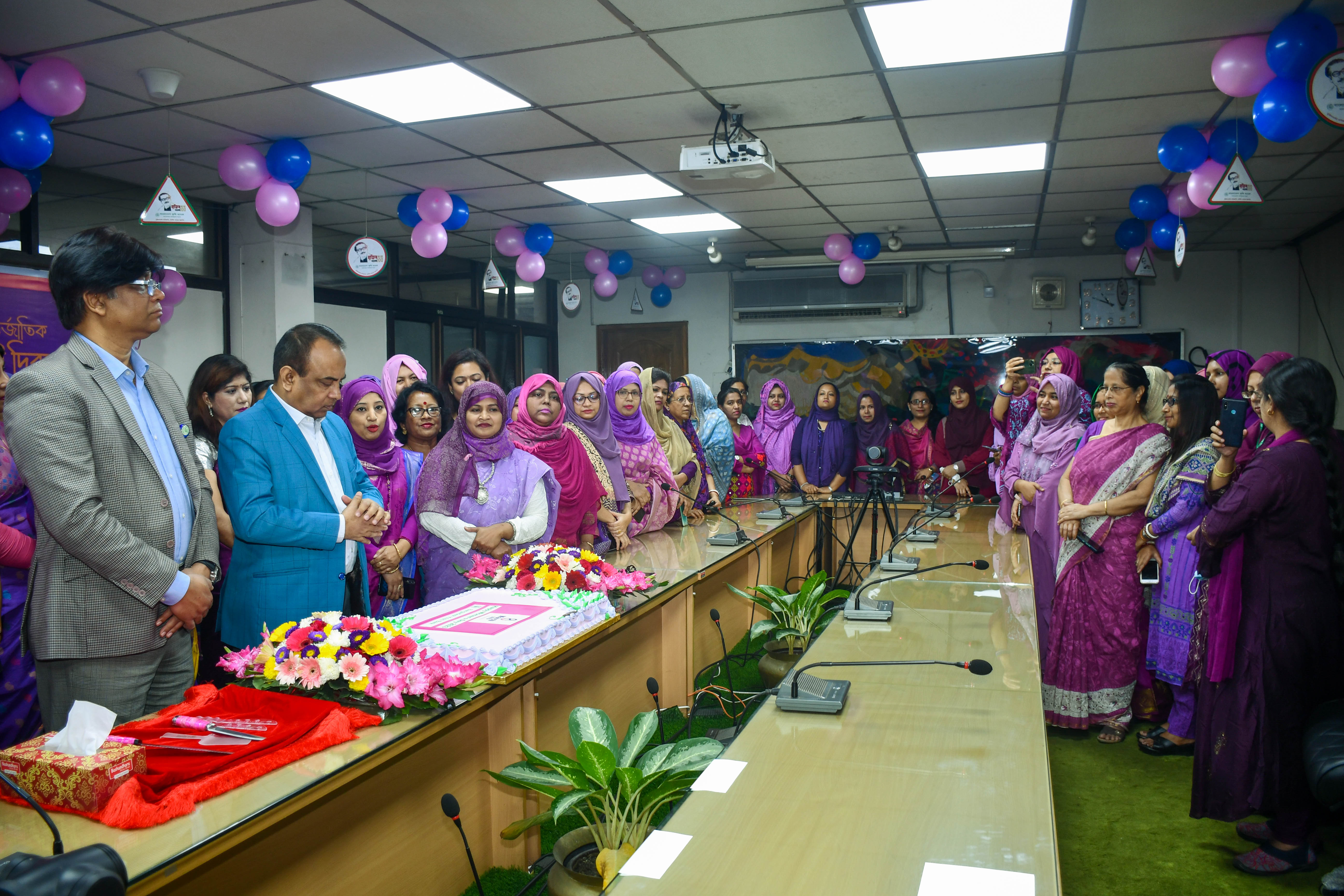 বাংলাদেশ কৃষি ব্যাংকের ব্যবস্থাপনা পরিচালক জনাব মোঃ আব্দুল জব্বর আন্তর্জাতিক নারী দিবস-২০২৩ উপলক্ষ্যে উপব্যবস্থাপনা পরিচালকগণসহ সকল নারী কর্মকর্তা কর্মচারীদের উপস্থিতিতে ব্যাংকের প্রধান কার্যালয়ের বোর্ড রুমে কেক কেটে উদযাপন করেন।