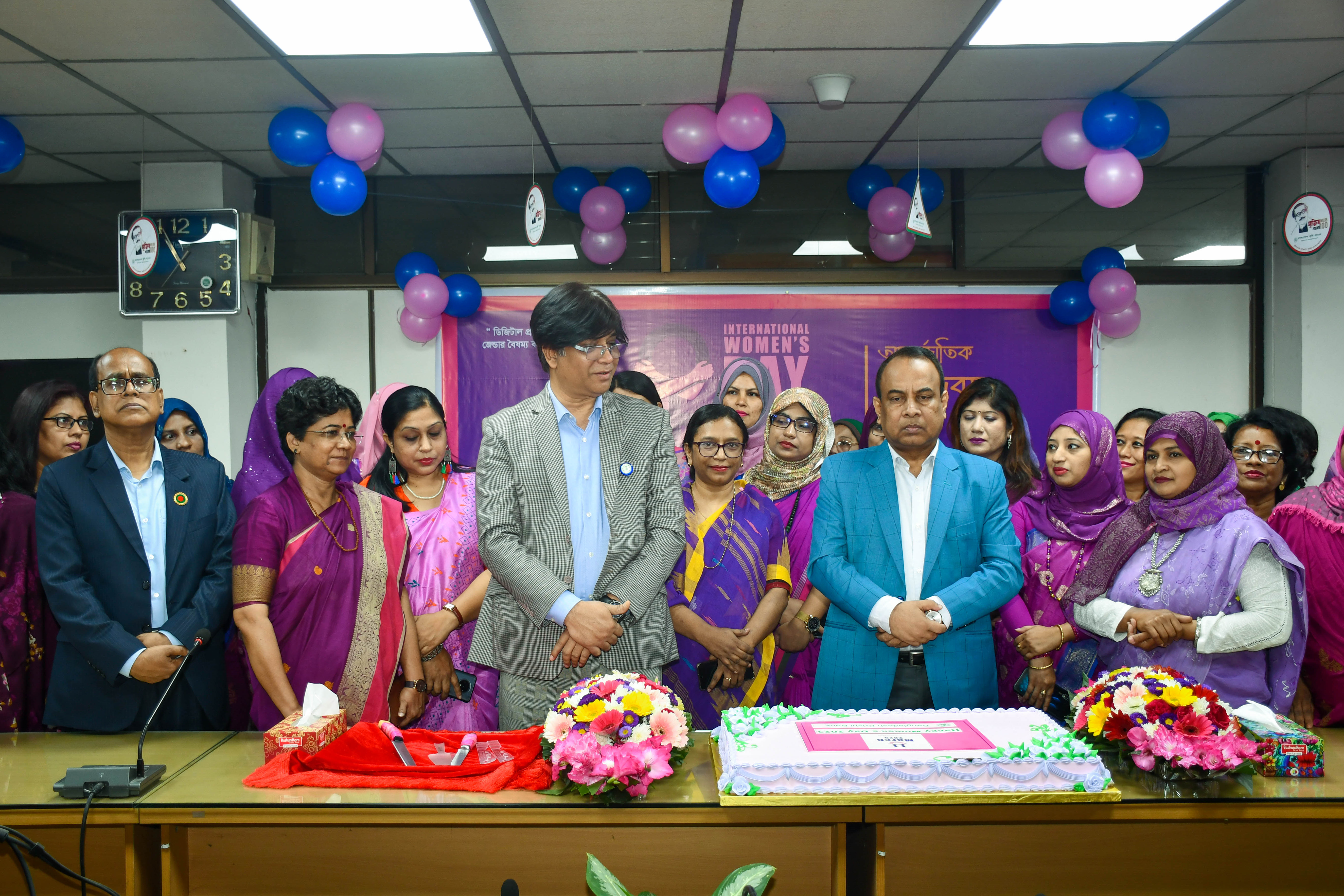 বাংলাদেশ কৃষি ব্যাংকের ব্যবস্থাপনা পরিচালক জনাব মোঃ আব্দুল জব্বর আন্তর্জাতিক নারী দিবস-২০২৩ উপলক্ষ্যে উপব্যবস্থাপনা পরিচালকগণসহ সকল নারী কর্মকর্তা কর্মচারীদের উপস্থিতিতে ব্যাংকের প্রধান কার্যালয়ের বোর্ড রুমে কেক কেটে উদযাপন করেন।