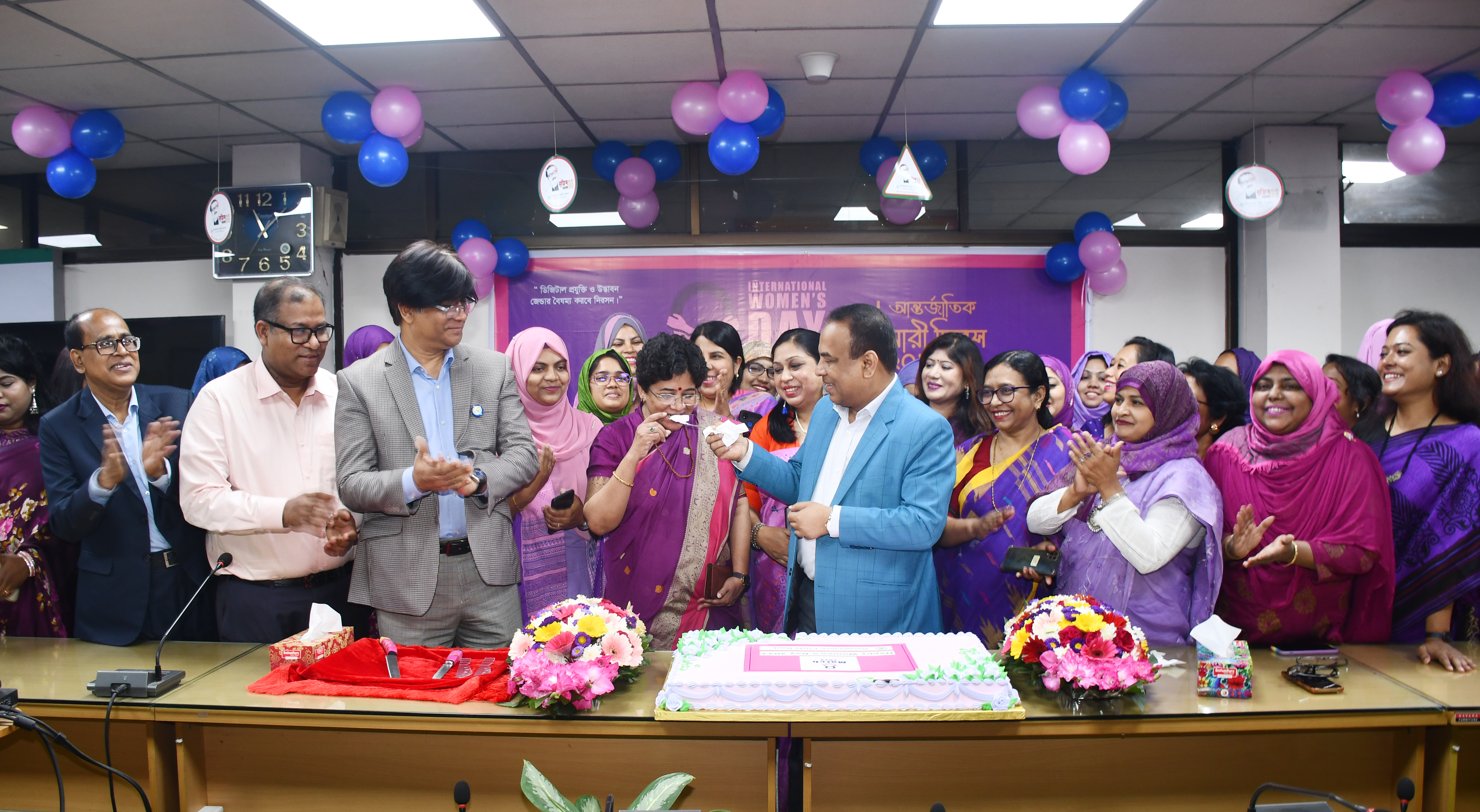 বাংলাদেশ কৃষি ব্যাংকের ব্যবস্থাপনা পরিচালক জনাব মোঃ আব্দুল জব্বর আন্তর্জাতিক নারী দিবস-২০২৩ উপলক্ষ্যে উপব্যবস্থাপনা পরিচালকগণসহ সকল নারী কর্মকর্তা কর্মচারীদের উপস্থিতিতে ব্যাংকের প্রধান কার্যালয়ের বোর্ড রুমে কেক কেটে উদযাপন করেন।