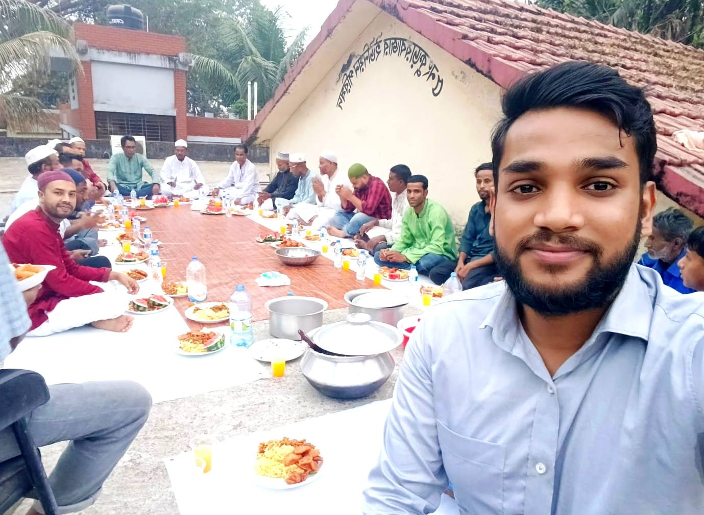 কুড়ারবাজার ইউনিয়ন পরিষদের চেয়ারম্যান, ইউপি সদস্যবৃন্দ ও কর্মকর্তা-কর্মচারীদের সমন্বয়ে আয়োজিত ইফতার মাহফিলের স্থিরচিত্র