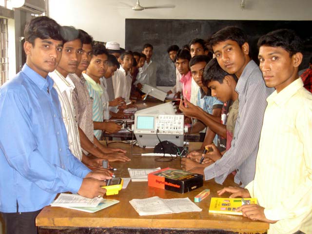 ইলেকট্রনিক্স ল্যাব এ ব্যাবহারিক ক্লাস এ ছাত্র/ছাত্রীবৃন্দ