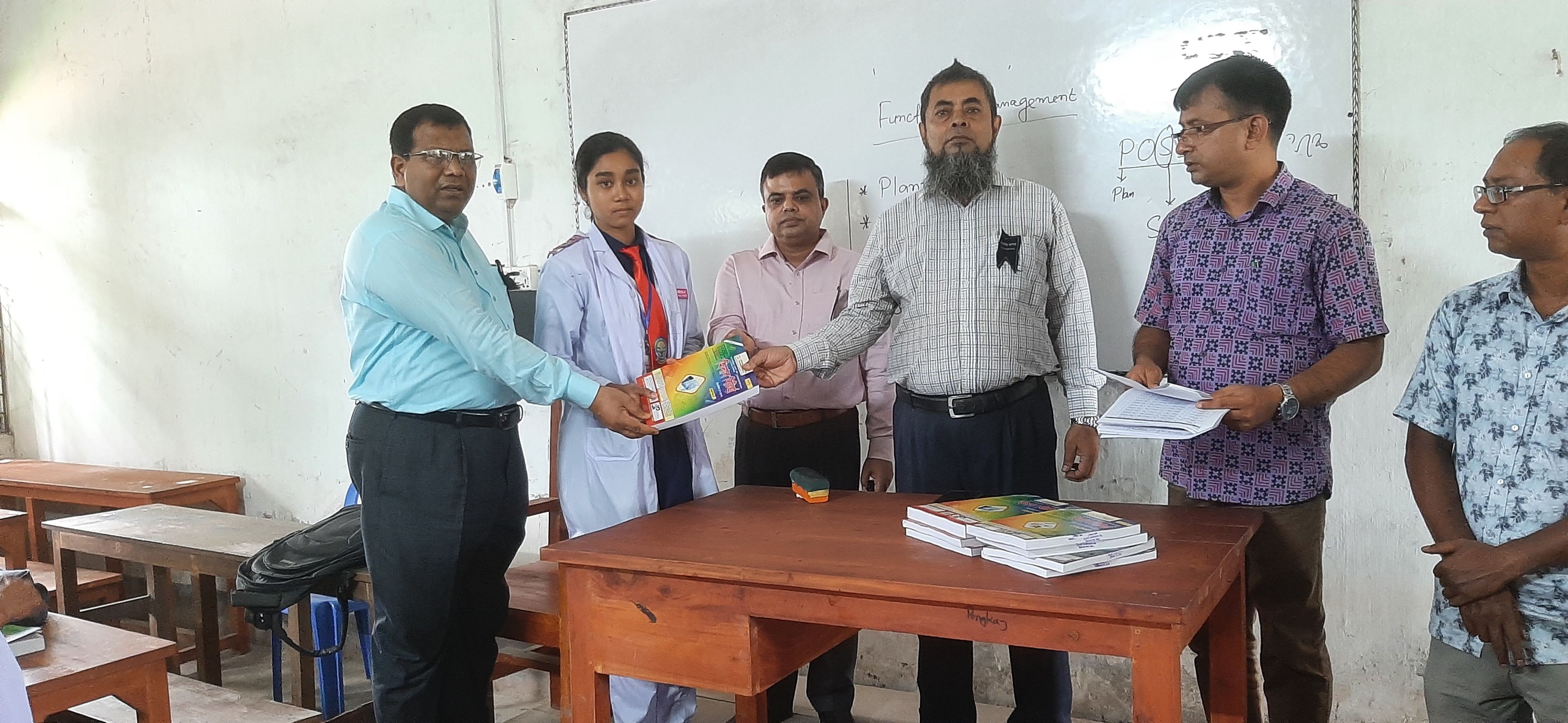 মেধাবী শিক্ষার্থীদের পুরস্কার প্রদান ৪