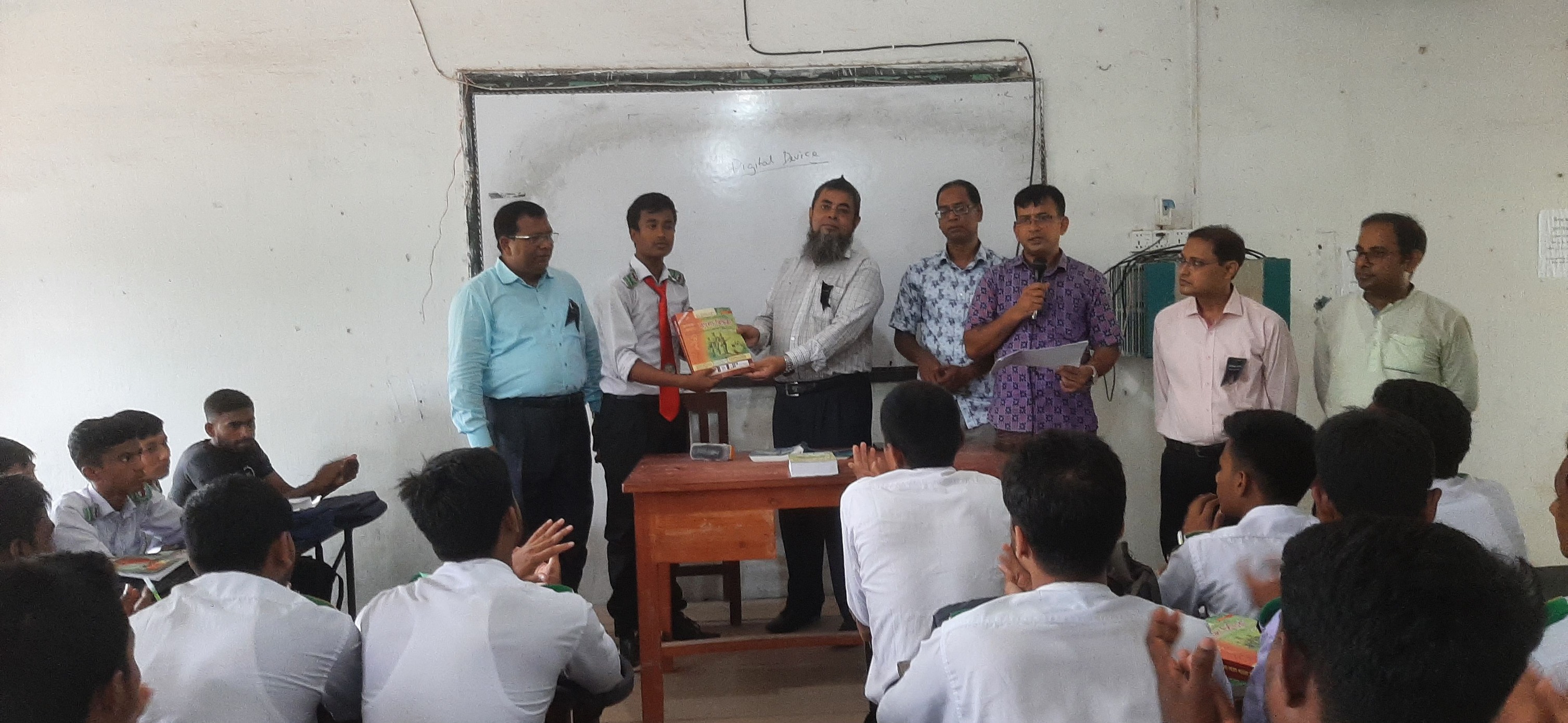 মেধাবী শিক্ষার্থীদের পুরস্কার প্রদান ৩