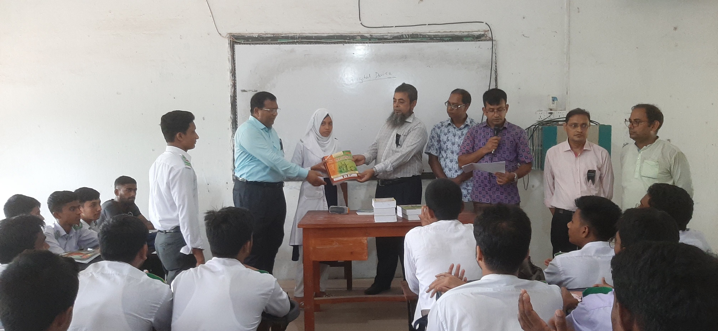 মেধাবী শিক্ষার্থীদের পুরস্কার প্রদান ২