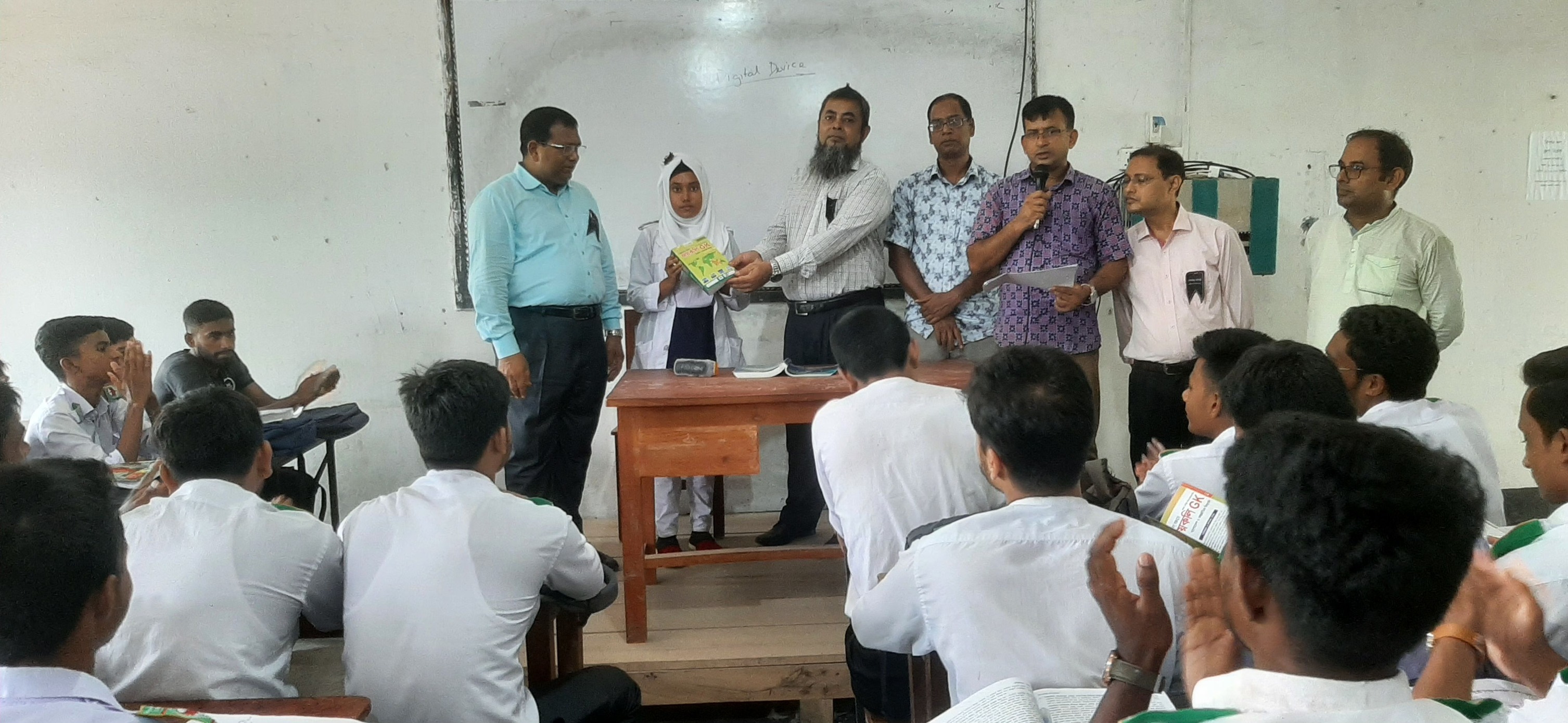 মেধাবী শিক্ষার্থীদের পুরস্কার প্রদান ৫