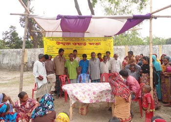 ওয়ার্ড মিটিং স্থানীয় জনগনকে নিয়ে সম্পাদিত হচ্ছে। 