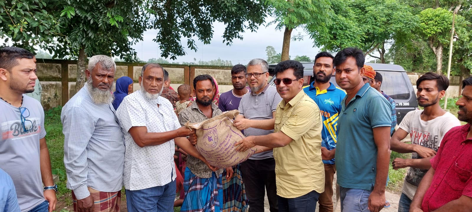 বর্ন্যাতদের মধ্যে ত্রান বিতরন