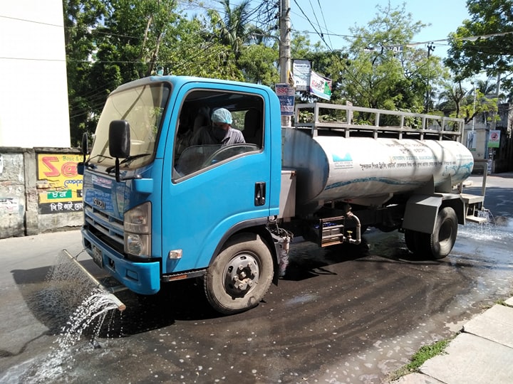 খুলনা ওয়াসার ব্যবস্থাপনা পরিচালক মহোদয়ের উদ্যোগে করোনা ভাইরাস (COVID-19) সংক্রমণ প্রতিরোধে খুলনা মহানগরীর গুরুত্বপূর্ণ সড়কে ওয়াটার বাউজারের মাধ্যমে জীবাণুনাশক মিশ্রিত পানি ছিটানোর কার্যক্রম চলমান আছে।