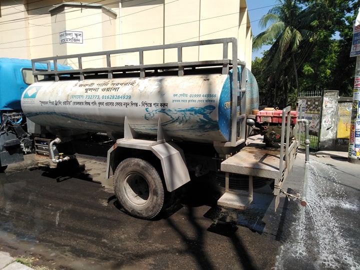 খুলনা ওয়াসার ব্যবস্থাপনা পরিচালক মহোদয়ের উদ্যোগে করোনা ভাইরাস (COVID-19) সংক্রমণ প্রতিরোধে খুলনা মহানগরীর গুরুত্বপূর্ণ সড়কে ওয়াটার বাউজারের মাধ্যমে জীবাণুনাশক মিশ্রিত পানি ছিটানোর কার্যক্রম চলমান আছে।