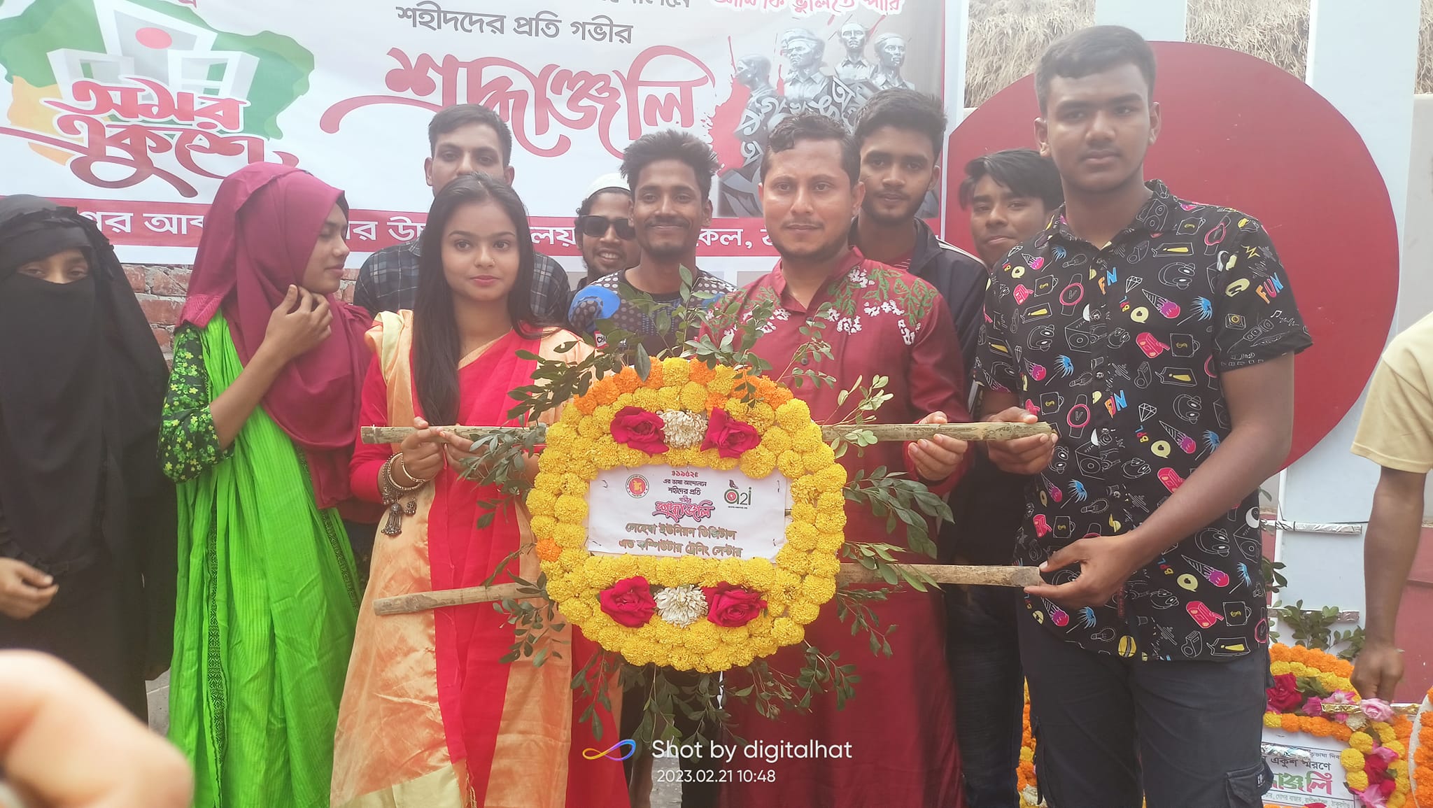 অমর একুশে ফেব্রুয়ারি, ভাষা শহীদদের প্রতি গভীর শ্রদ্ধাঞ্জলি, পুষ্প স্থাপক অর্পণ করা হয়েছে।
