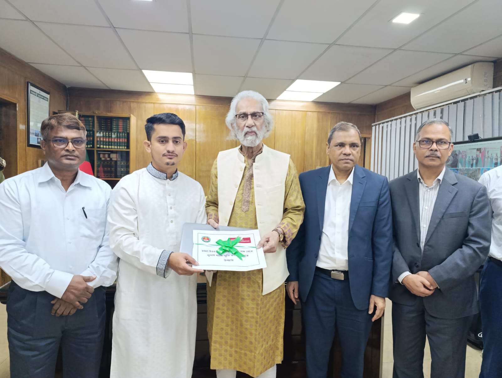 ঢাকা উত্তর সিটি কর্পোরেশনের পক্ষ থেকে 'জুলাই শহীদ স্মৃতি ফাউন্ডেশেন' কে দশ লক্ষ টাকা অনুদান এবং ০৩টি ল্যাপটপ ও ০১টি ডেস্কটপ কম্পিউটার উপহার হিসেবে প্রদান করা হয়। রোববার (০৩ নভেম্বর ২০২৪) বিকালে স্থানীয় সরকার বিভাগে স্থানীয় সরকার, পল্লী উন্নয়ন ও সমবায় মন্ত্রণালয় এবং ভূমি মন্ত্রণালয়ের মাননীয় উপদেষ্টা জনাব এ. এফ. হাসান আরিফ ‘জুলাই শহীদ স্মৃতি ফাউন্ডেশনের’ সাধারণ সম্পাদক সারজিস আলমকে অনুদানের চেক ও ল্যাপটপ হস্তান্তর করেন।