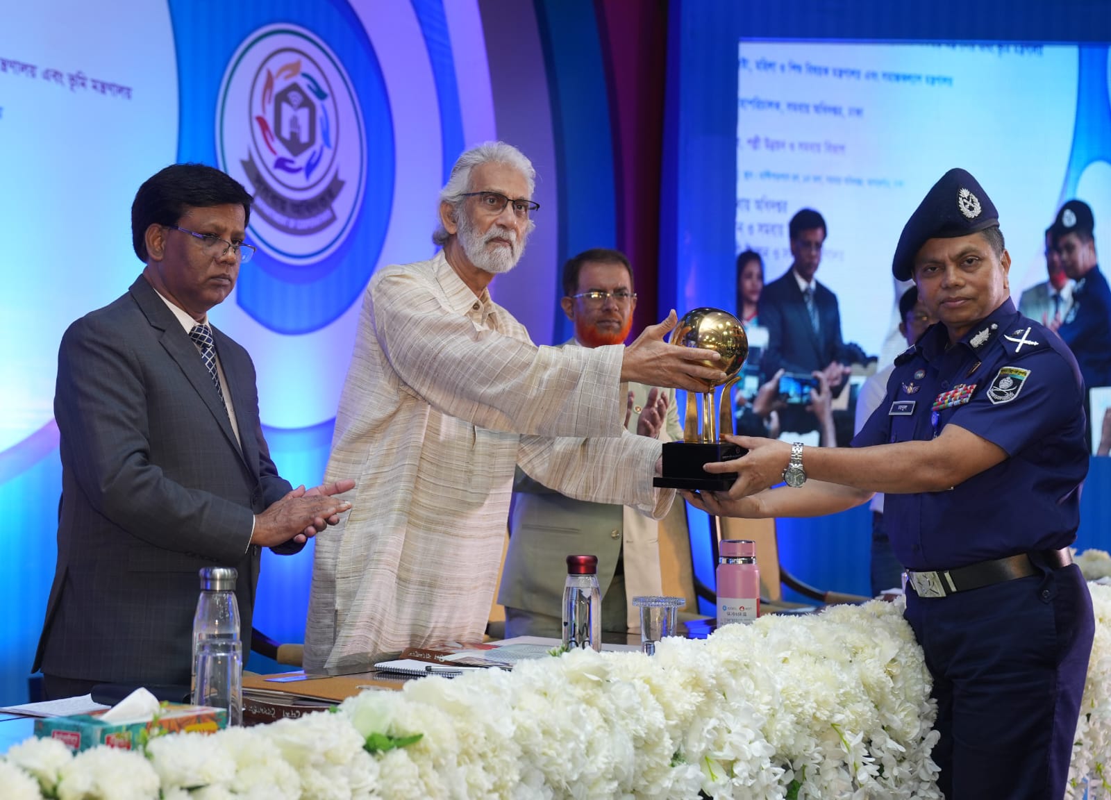 স্থানীয় সরকার,পল্লী উন্নয়ন ও সমবায় মন্ত্রণালয় এবং ভূমি মন্ত্রণালয়ের মাননীয় উপদেষ্টা জনাব এ. এফ. হাসান আরিফ আজ জাতীয় সমবায় দিবস ২০২৪ এবং জাতীয় সমবায় পুরস্কার প্রদান অনুষ্ঠানে প্রধান অতিথি হিসেবে উপস্থিত ছিলেন। (২.১১.২০২৪)