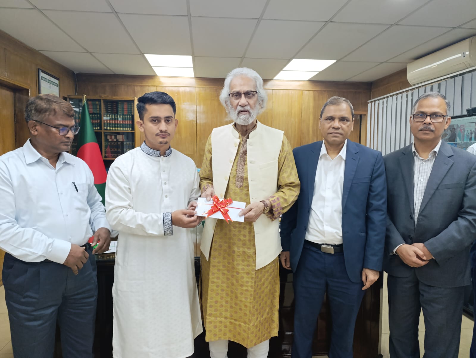 ঢাকা উত্তর সিটি কর্পোরেশনের পক্ষ থেকে 'জুলাই শহীদ স্মৃতি ফাউন্ডেশেন' কে দশ লক্ষ টাকা অনুদান এবং ০৩টি ল্যাপটপ ও ০১টি ডেস্কটপ কম্পিউটার উপহার হিসেবে প্রদান করা হয়। রোববার (০৩ নভেম্বর ২০২৪) বিকালে স্থানীয় সরকার বিভাগে স্থানীয় সরকার, পল্লী উন্নয়ন ও সমবায় মন্ত্রণালয় এবং ভূমি মন্ত্রণালয়ের মাননীয় উপদেষ্টা জনাব এ. এফ. হাসান আরিফ ‘জুলাই শহীদ স্মৃতি ফাউন্ডেশনের’ সাধারণ সম্পাদক সারজিস আলমকে অনুদানের চেক ও ল্যাপটপ হস্তান্তর করেন।