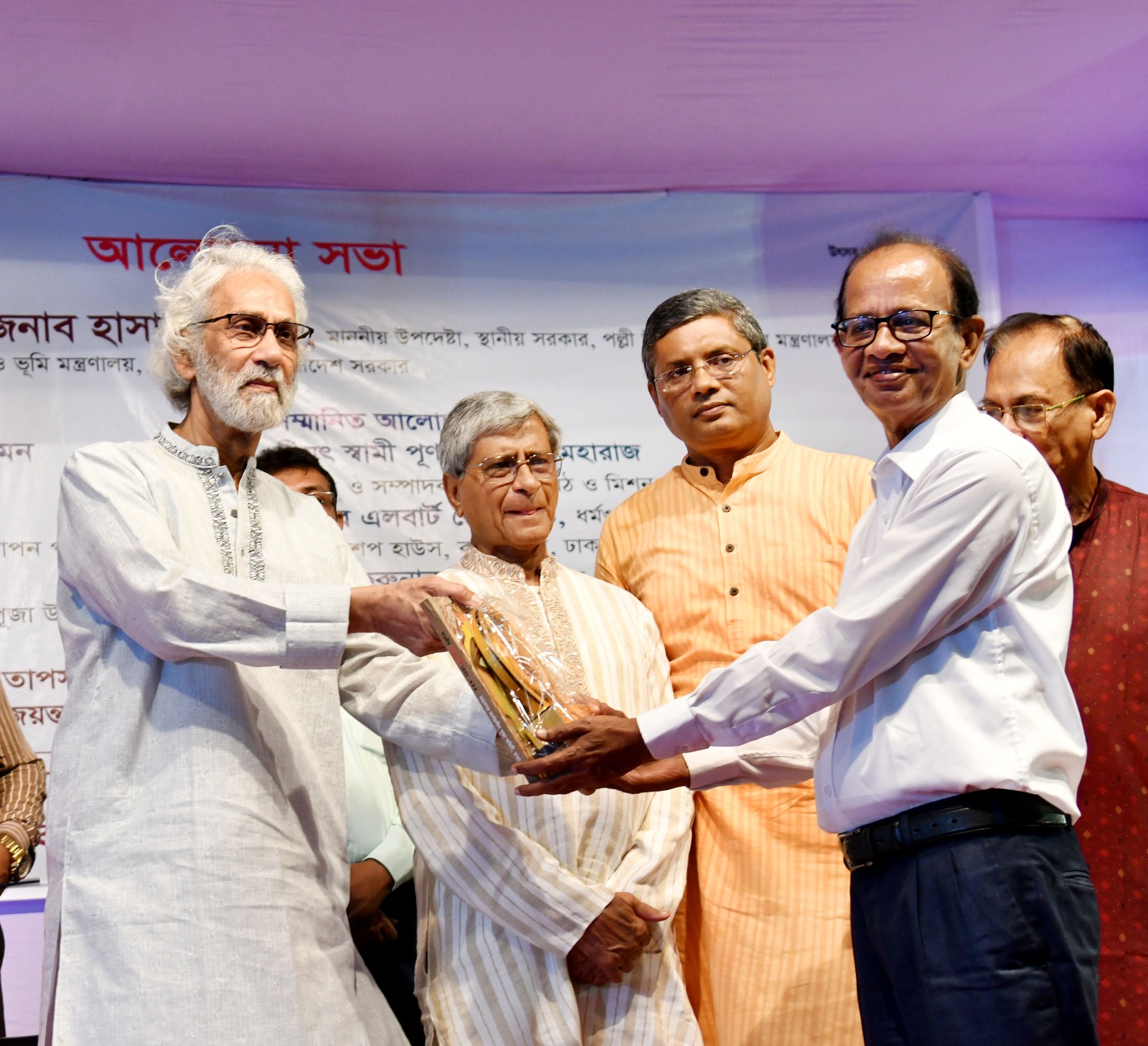 স্থানীয় সরকার,পল্লী উন্নয়ন ও সমবায় মন্ত্রণালয়ের মাননীয় উপদেষ্টা জনাব এ. এফ. হাসান আরিফ আজ ঢাকেশ্বরী জাতীয় মন্দির মেলাঙ্গনে মহানগর সার্বজনীন পূজা কমিটি এবং বাংলাদেশ পূজা উদযাপন পরিষদ কর্তৃক আয়োজিত বিজয়া সম্মেলনে প্রধান অতিথি হিসেবে উপস্থিত ছিলেন।