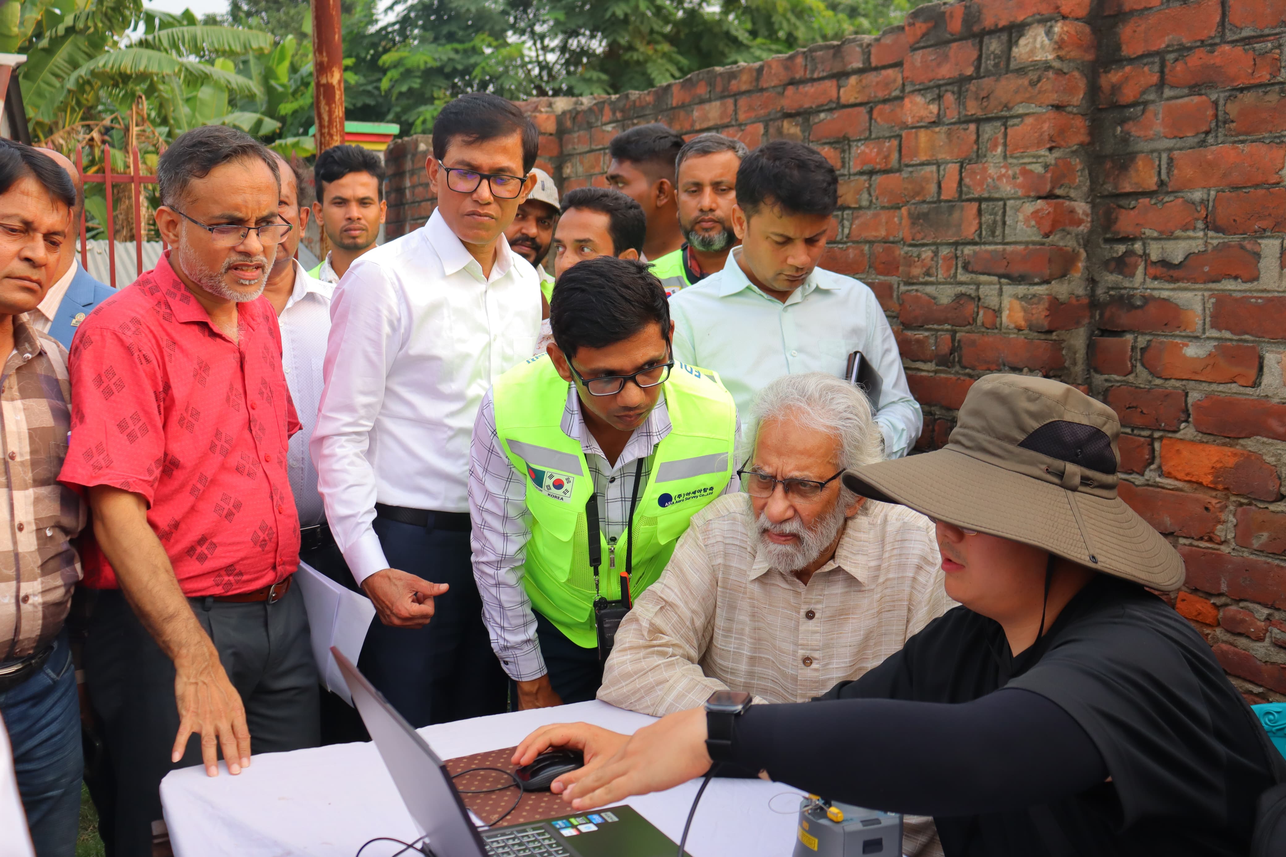 স্থানীয় সরকার,পল্লী উন্নয়ন ও সমবায় মন্ত্রণালয় এবং ভূমি মন্ত্রণালয়ের মাননীয় উপদেষ্টা জনাব এ. এফ. হাসান আরিফ আজ জনবান্ধব ভূমিসেবা প্রদানে মাঠ প্রশাসনের ভূমিকা ও ভূমিসেবা অটোমেশনে ডেটা এন্ট্রির গুরুত্ব শীর্ষক কর্মশালায় প্রধান অতিথি হিসাবে উপস্থিত ছিলেন। (২.১১.২০২৪)