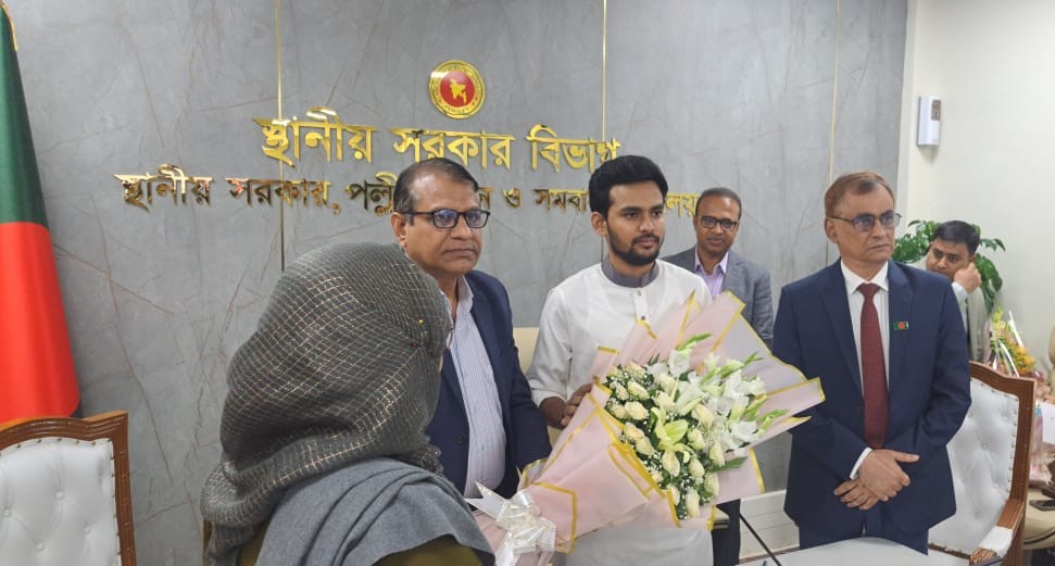 স্থানীয় সরকার, পল্লী উন্নয়ন ও সমবায় মন্ত্রণালয়ের মাননীয় উপদেষ্টা জনাব আসিফ মাহমুদ সজীব ভূঁইয়ার বিদায় সংবর্ধনা অনুষ্ঠানে ফুলেল শুভেচ্ছা জ্ঞাপন