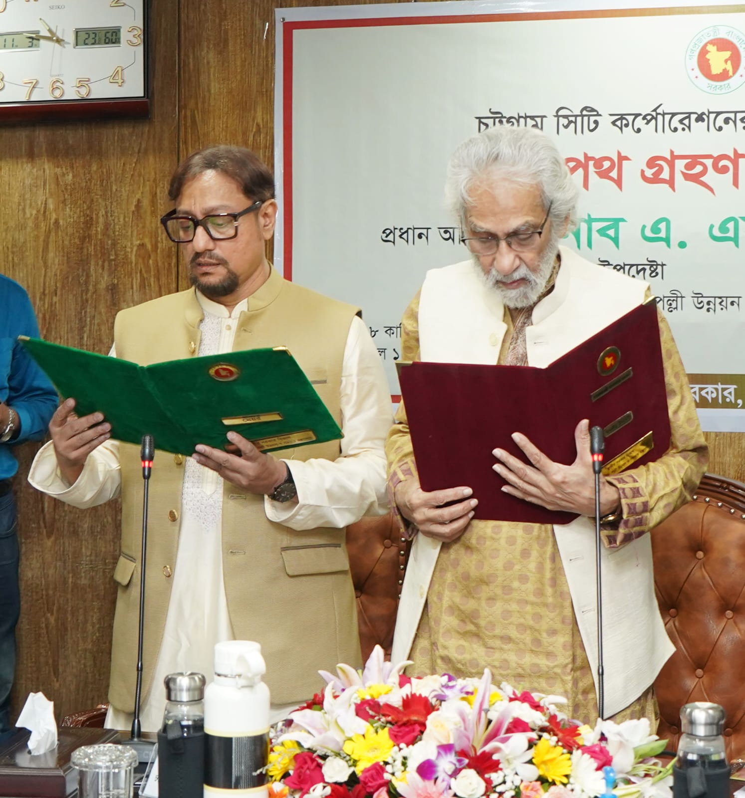 চট্টগ্রাম সিটি কর্পোরেশনের মেয়রকে শপথ বাক্য পাঠ করিয়েছেন স্থানীয় সরকার, পল্লী উন্নয়ন ও সমবায় মন্ত্রণালয় এবং ভূমি মন্ত্রণালয়ের মাননীয় উপদেষ্টা জনাব এ. এফ. হাসান আরিফ।