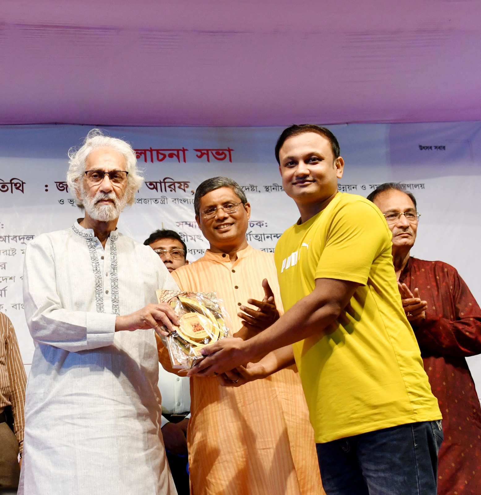 স্থানীয় সরকার,পল্লী উন্নয়ন ও সমবায় মন্ত্রণালয়ের মাননীয় উপদেষ্টা জনাব এ. এফ. হাসান আরিফ আজ ঢাকেশ্বরী জাতীয় মন্দির মেলাঙ্গনে মহানগর সার্বজনীন পূজা কমিটি এবং বাংলাদেশ পূজা উদযাপন পরিষদ কর্তৃক আয়োজিত বিজয়া সম্মেলনে প্রধান অতিথি হিসেবে উপস্থিত ছিলেন।