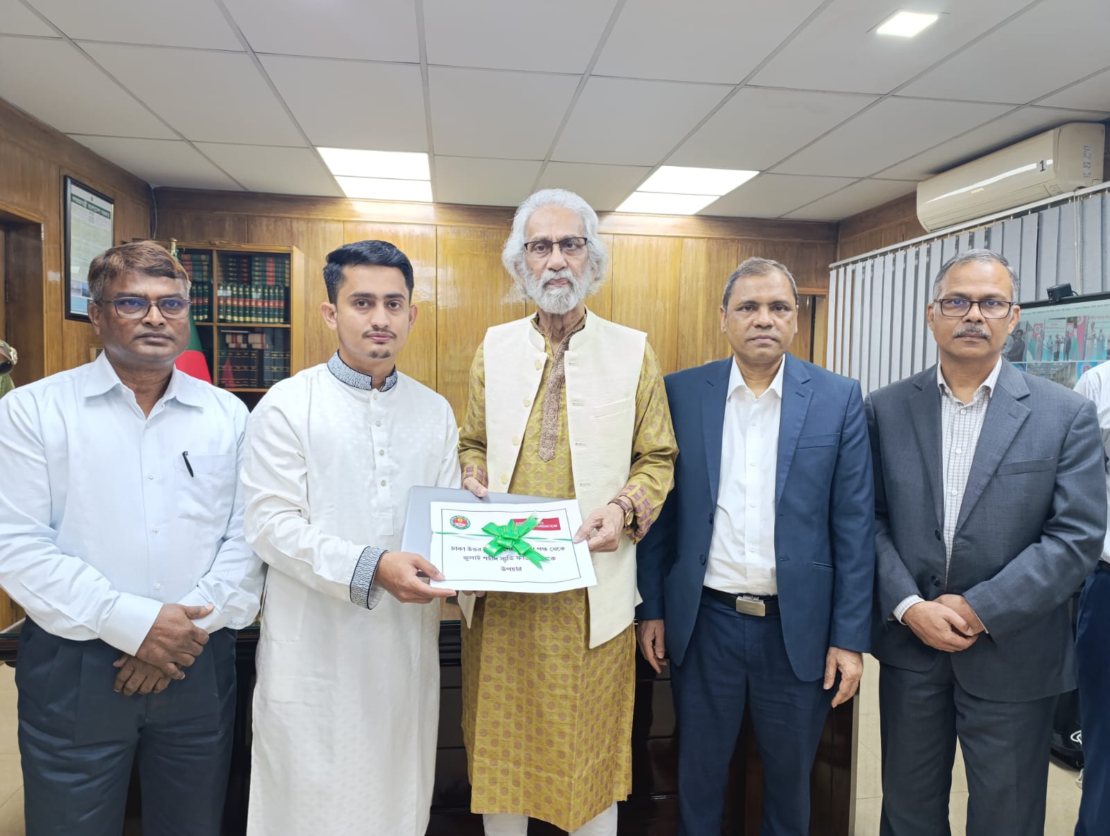 ঢাকা উত্তর সিটি কর্পোরেশনের পক্ষ থেকে 'জুলাই শহীদ স্মৃতি ফাউন্ডেশেন' কে দশ লক্ষ টাকা অনুদান এবং ০৩টি ল্যাপটপ ও ০১টি ডেস্কটপ কম্পিউটার উপহার হিসেবে প্রদান করা হয়। রোববার (০৩ নভেম্বর ২০২৪) বিকালে স্থানীয় সরকার বিভাগে স্থানীয় সরকার, পল্লী উন্নয়ন ও সমবায় মন্ত্রণালয় এবং ভূমি মন্ত্রণালয়ের মাননীয় উপদেষ্টা জনাব এ. এফ. হাসান আরিফ ‘জুলাই শহীদ স্মৃতি ফাউন্ডেশনের’ সাধারণ সম্পাদক সারজিস আলমকে অনুদানের চেক ও ল্যাপটপ হস্তান্তর করেন।