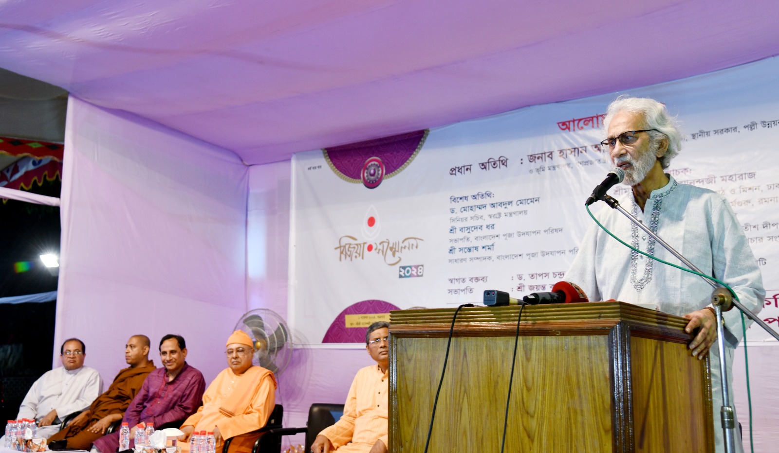 স্থানীয় সরকার,পল্লী উন্নয়ন ও সমবায় মন্ত্রণালয়ের মাননীয় উপদেষ্টা জনাব এ. এফ. হাসান আরিফ আজ ঢাকেশ্বরী জাতীয় মন্দির মেলাঙ্গনে মহানগর সার্বজনীন পূজা কমিটি এবং বাংলাদেশ পূজা উদযাপন পরিষদ কর্তৃক আয়োজিত বিজয়া সম্মেলনে প্রধান অতিথি হিসেবে উপস্থিত ছিলেন।