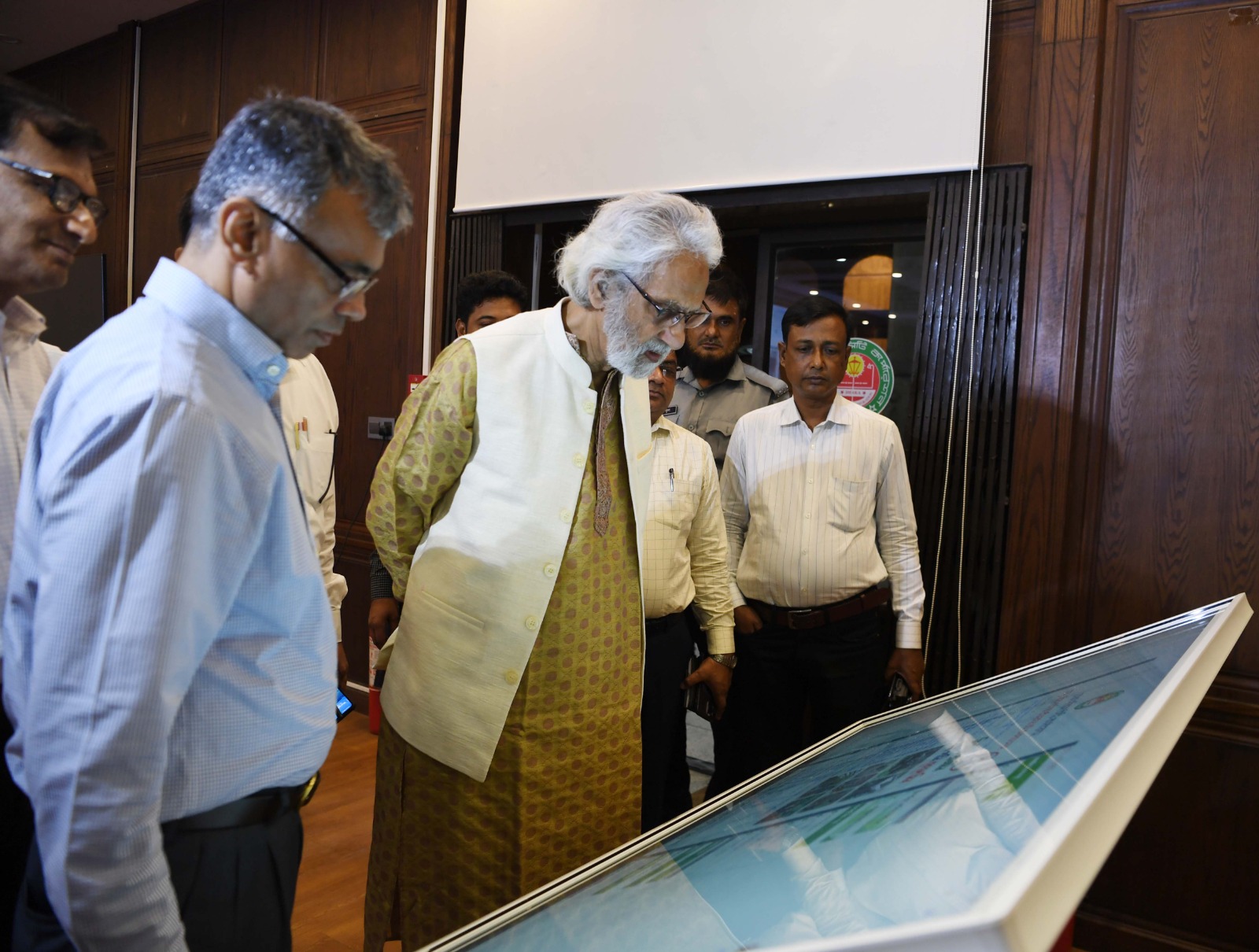 স্থানীয় সরকার, পল্লী উন্নয়ন ও সমবায় মন্ত্রণালয় এবং ভূমি মন্ত্রণালয়ের মাননীয় উপদেষ্টা জনাব  এ. এফ. হাসান আরিফ ঢাকা দক্ষিণ সিটি কর্পোরেশনের বংশালের নাজিরাবাজার এলাকায় মশক নিধন কার্যক্রম পরিদর্শন করেন। পরে, নগর ভবনস্থ কন্ট্রোলরুমে সরাসরি লার্ভিসাইডিং এবং ফগিং প্রক্রিয়া সরাসরি অনলাইনে পর্যবেক্ষণ করেন৷