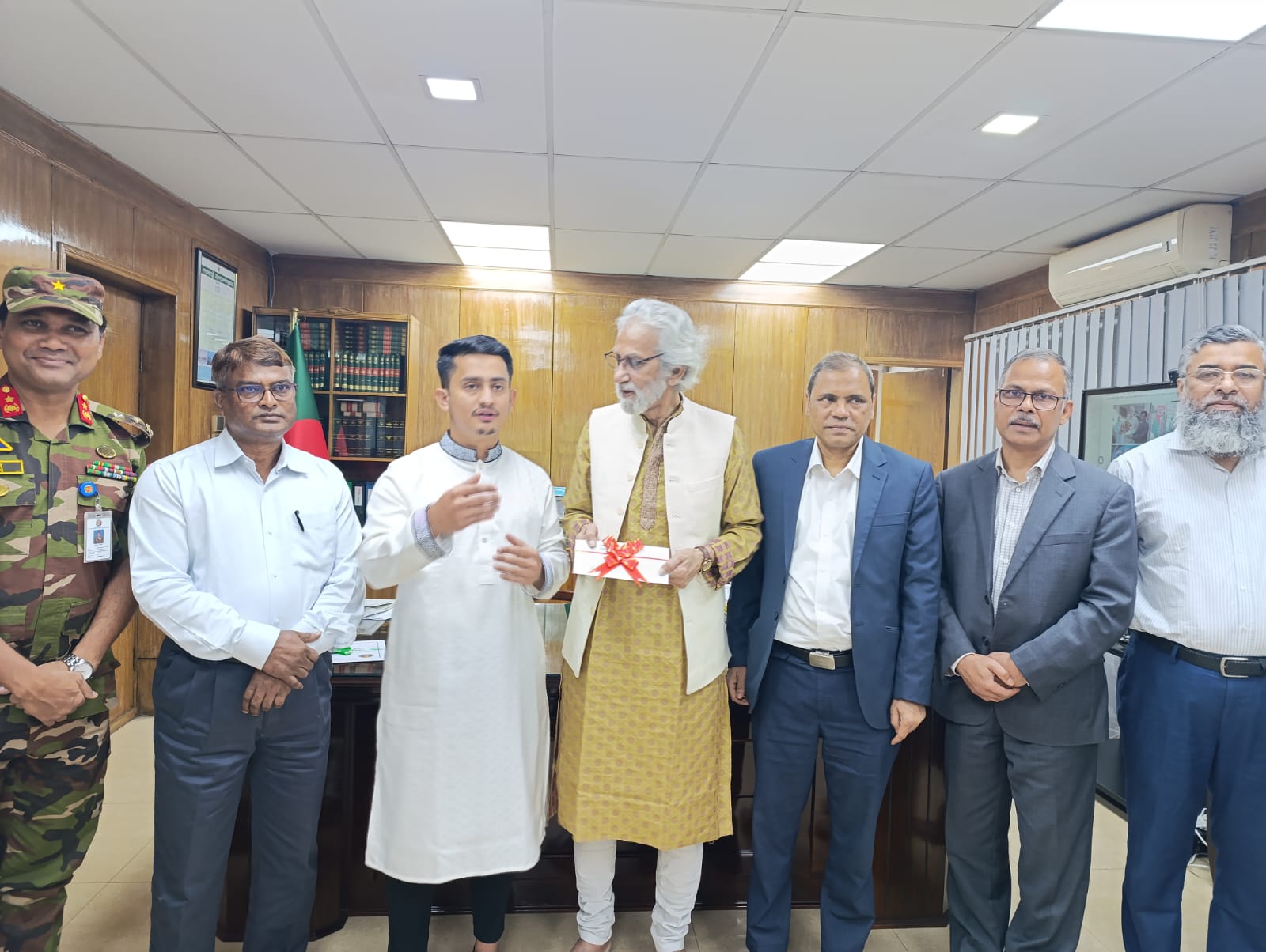 ঢাকা উত্তর সিটি কর্পোরেশনের পক্ষ থেকে 'জুলাই শহীদ স্মৃতি ফাউন্ডেশেন' কে দশ লক্ষ টাকা অনুদান এবং ০৩টি ল্যাপটপ ও ০১টি ডেস্কটপ কম্পিউটার উপহার হিসেবে প্রদান করা হয়। রোববার (০৩ নভেম্বর ২০২৪) বিকালে স্থানীয় সরকার বিভাগে স্থানীয় সরকার, পল্লী উন্নয়ন ও সমবায় মন্ত্রণালয় এবং ভূমি মন্ত্রণালয়ের মাননীয় উপদেষ্টা জনাব এ. এফ. হাসান আরিফ ‘জুলাই শহীদ স্মৃতি ফাউন্ডেশনের’ সাধারণ সম্পাদক সারজিস আলমকে অনুদানের চেক ও ল্যাপটপ হস্তান্তর করেন।