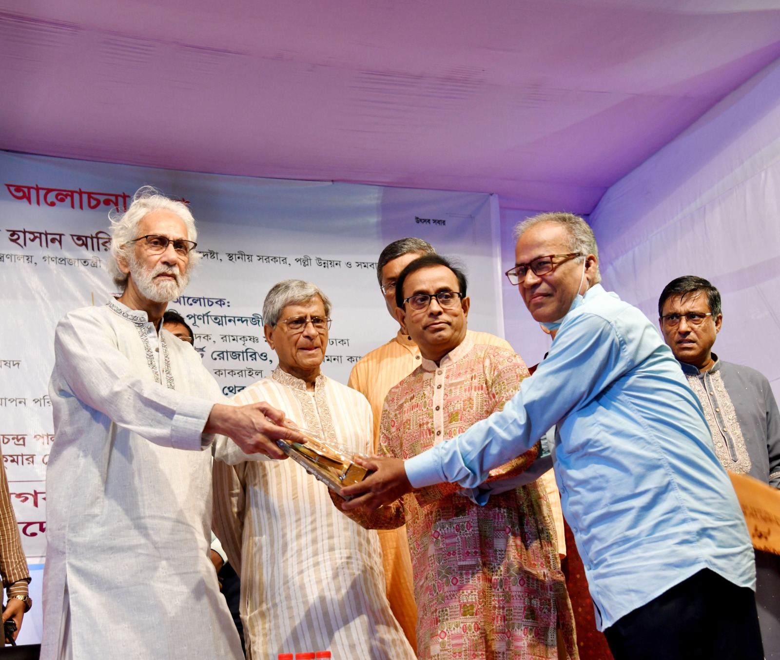 স্থানীয় সরকার,পল্লী উন্নয়ন ও সমবায় মন্ত্রণালয়ের মাননীয় উপদেষ্টা জনাব এ. এফ. হাসান আরিফ আজ ঢাকেশ্বরী জাতীয় মন্দির মেলাঙ্গনে মহানগর সার্বজনীন পূজা কমিটি এবং বাংলাদেশ পূজা উদযাপন পরিষদ কর্তৃক আয়োজিত বিজয়া সম্মেলনে প্রধান অতিথি হিসেবে উপস্থিত ছিলেন।