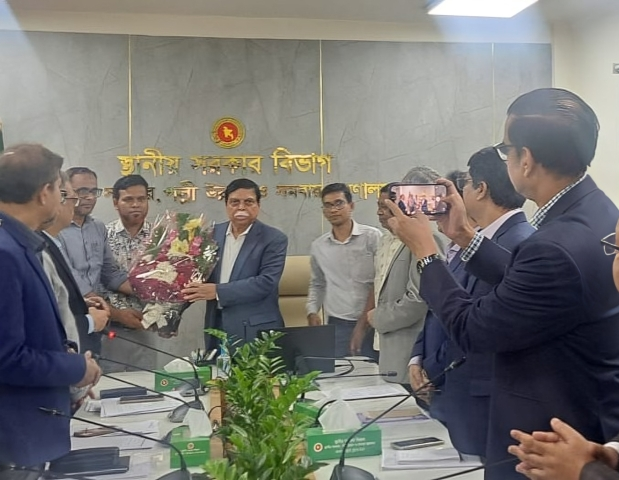 স্থানীয় সরকার বিভাগের নবযোগদানকৃত সচিব মহোদয় জনাব মোঃ শহীদুল হাসান এঁর প্রতি ফুলেল শুভেচ্ছা জ্ঞাপন ।