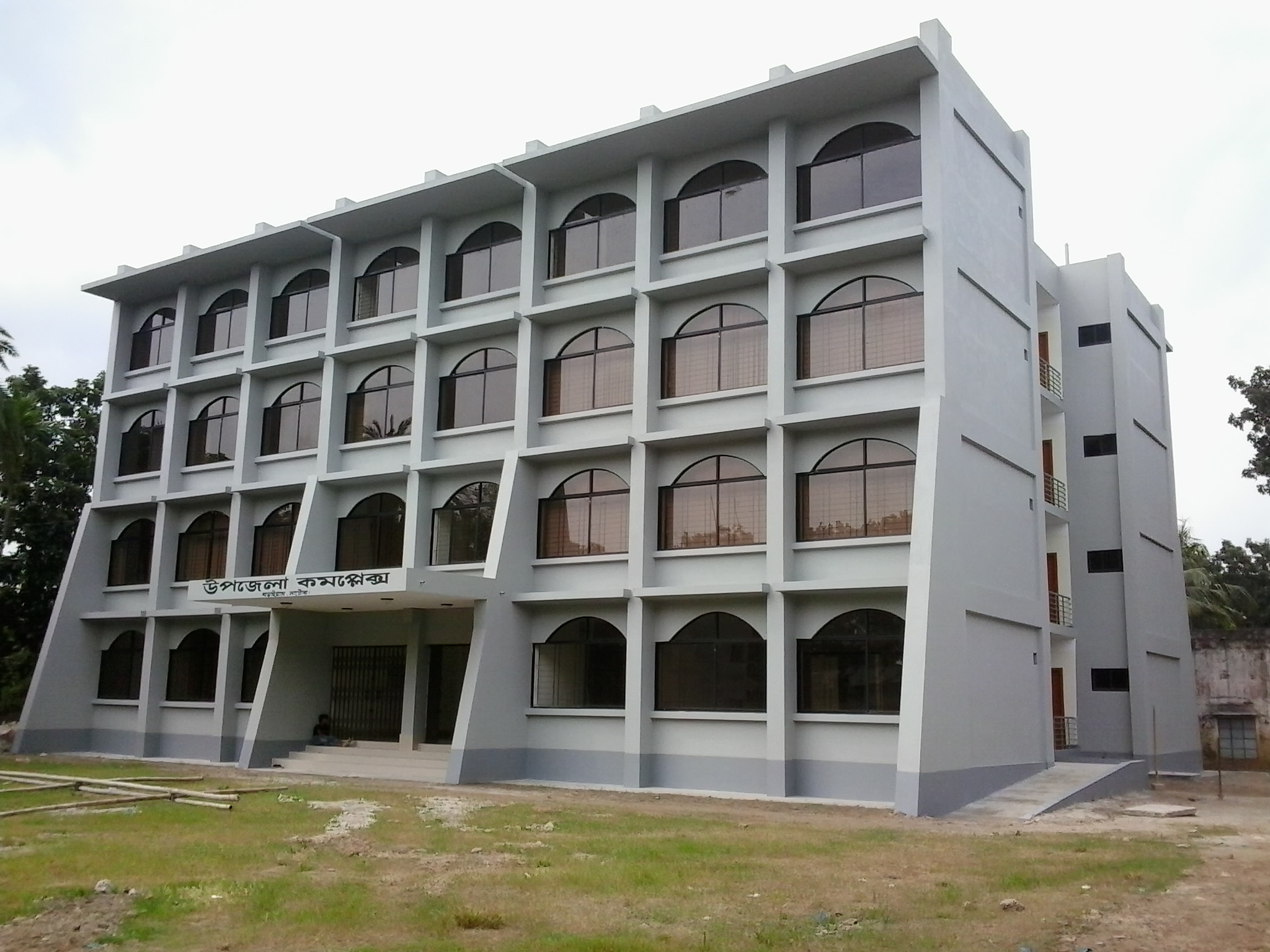 বড়াই্গাম উপজেলা কমপ্লেক্স এর সম্পসারিত ভবন ।