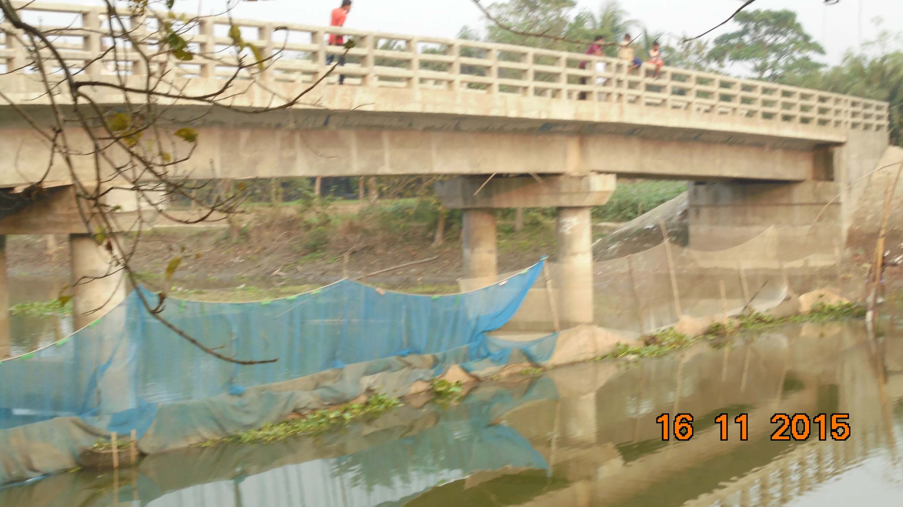 বড়াইগাঁম উপজেলার নগর ইউনিয়নের সাহেব বাজার দেওশিন সড়কের উপর সেতু